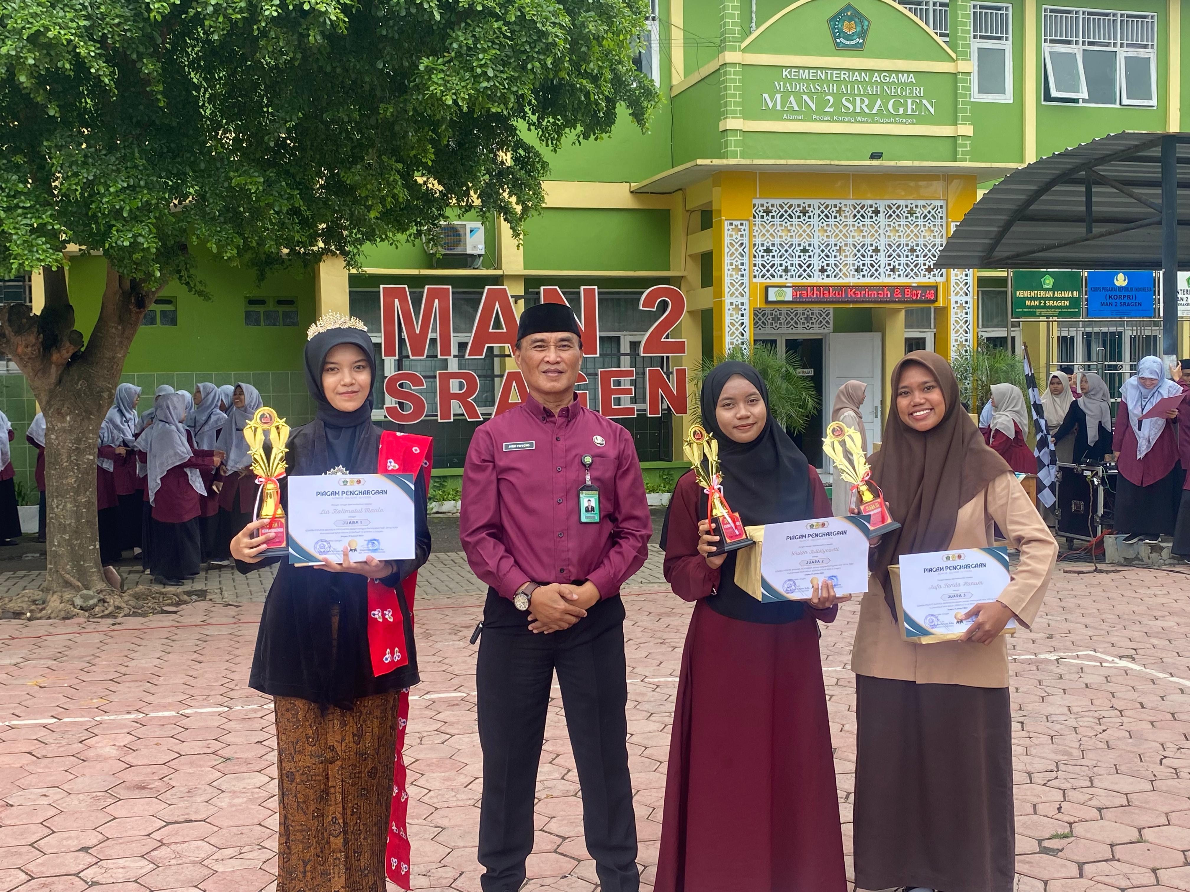 Penyerahan Hadiah Lomba Berpidato, Kaligrafi, dan AKSIS Meriahkan Apel Pagi di MAN 2 Sragen