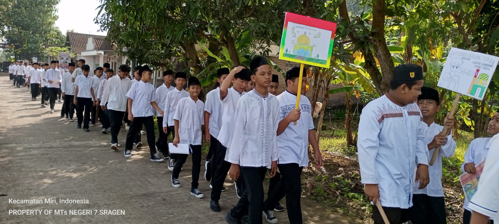 Sambut Bulan Suci, Ratusan Siswa MTsN 7 Sragen Semarakkan Pawai Ramadhan 1447 H