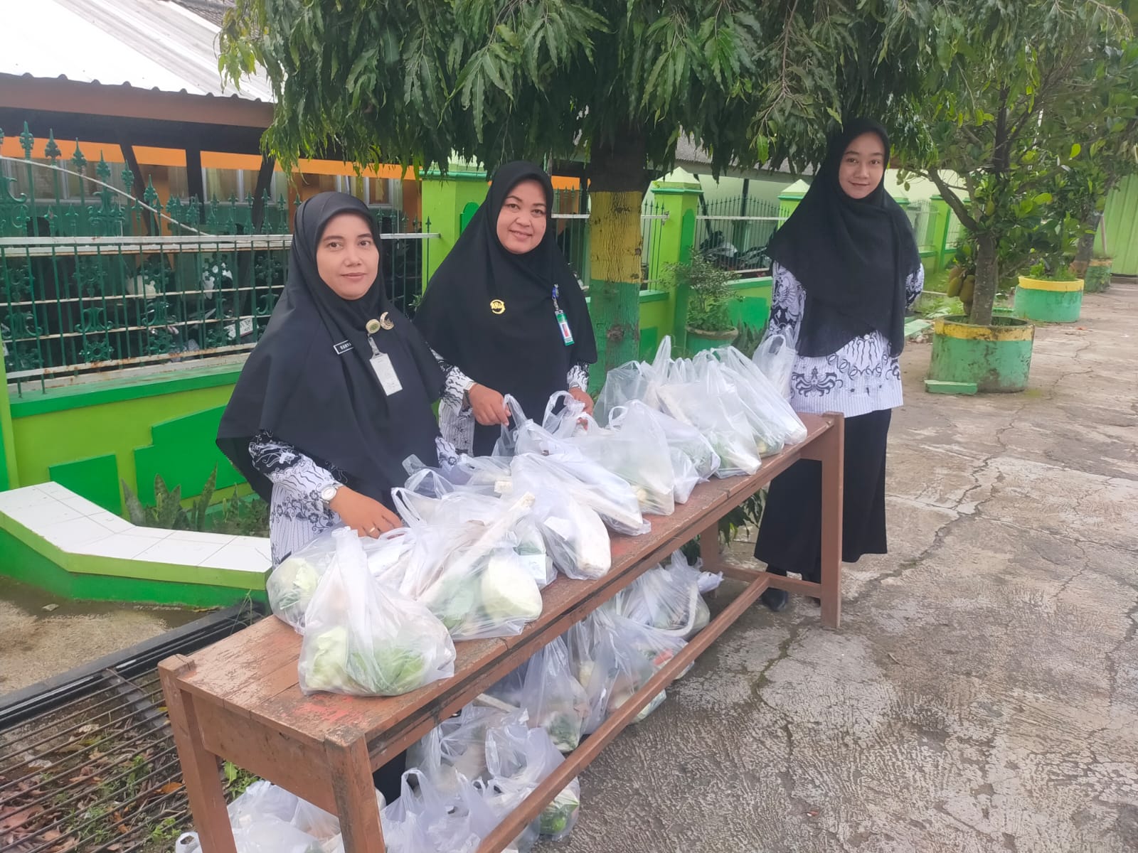 MTs Negeri 4 Sragen Galakkan Sedekah Jumat dengan Berbagi Sayuran Gratis