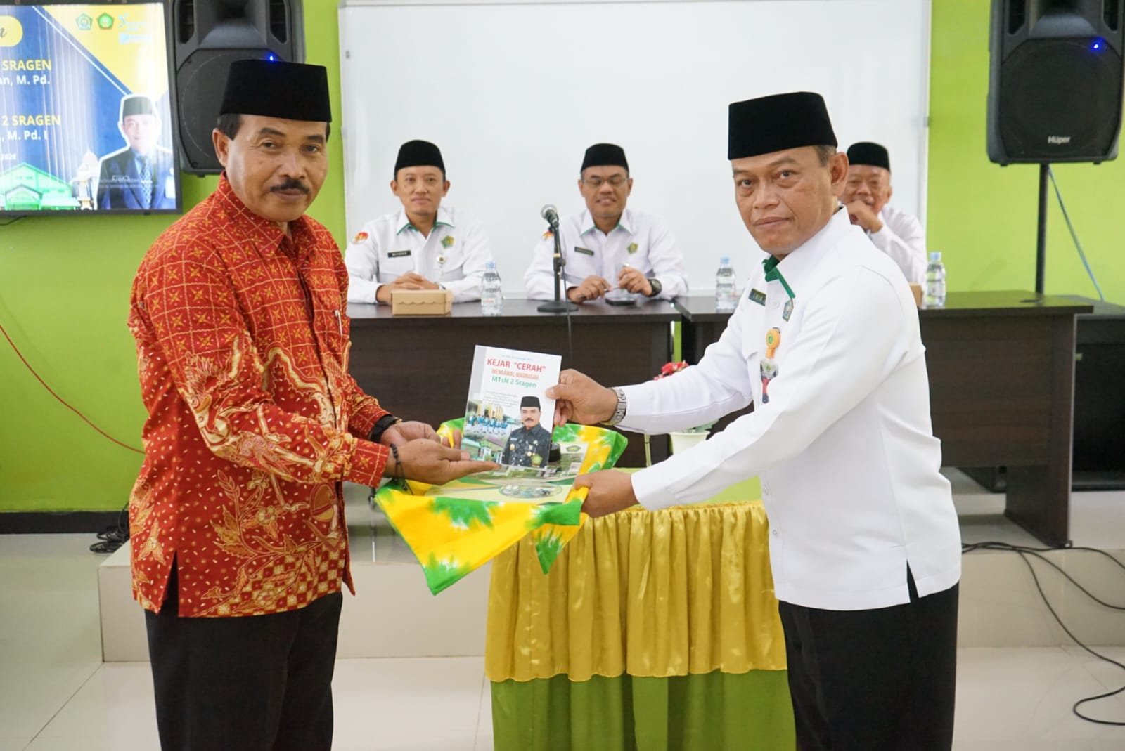 Penandatanganan SK Sertijab Kepala MTsN 2 Sragen, Momentum Regenerasi Kepemimpinan Madrasah
