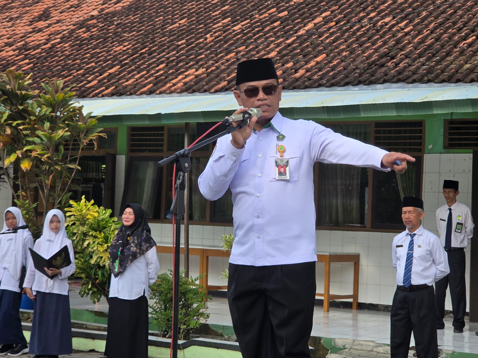 Apel Perdana Plt. Kepala MTsN 2 Sragen Jadi Momentum Perkenalan dan Penguatan Karakter