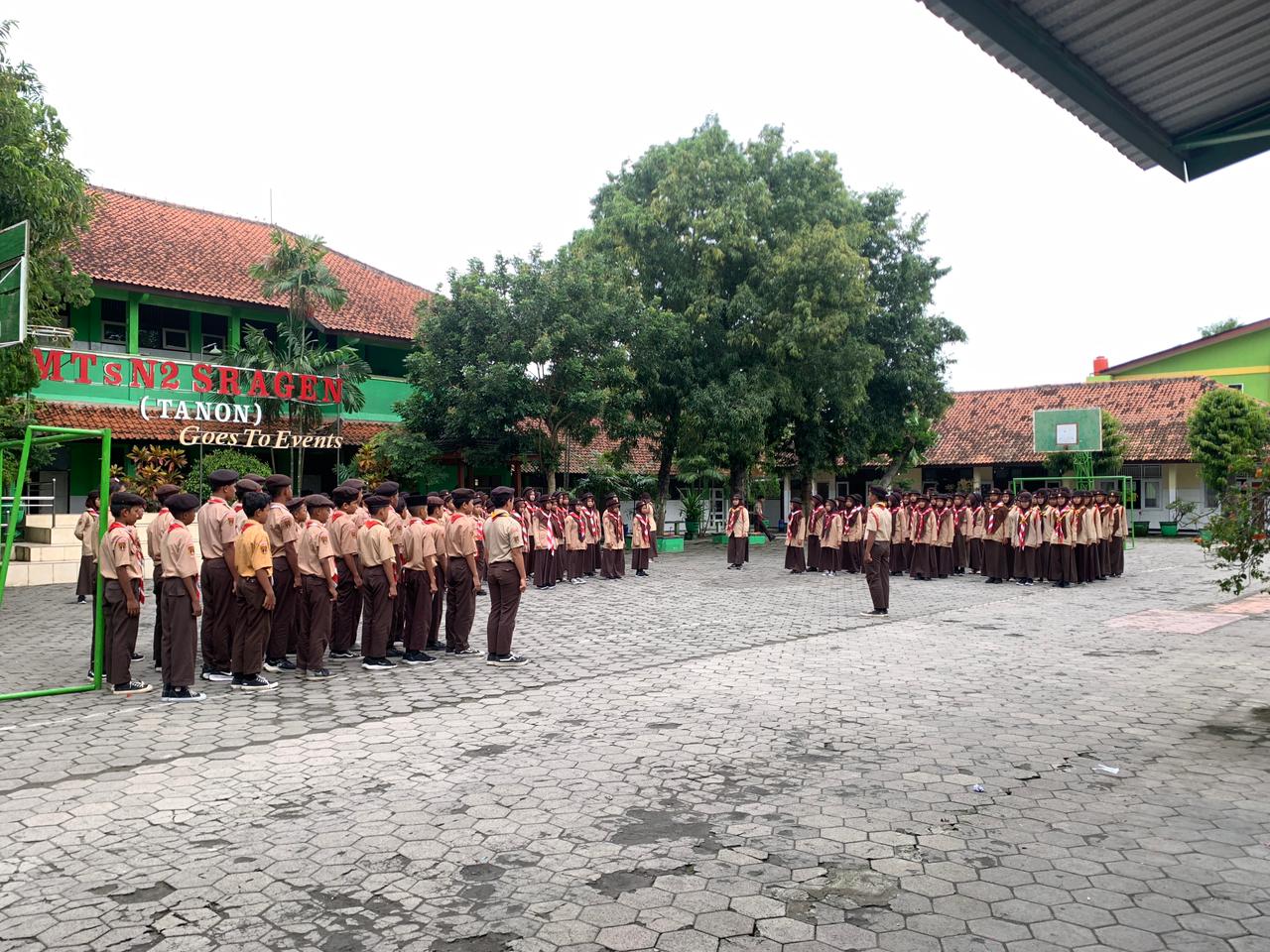 Asah Keterampilan Komunikasi Darurat, Pramuka MTsN 2 Sragen Pelajari Semaphore