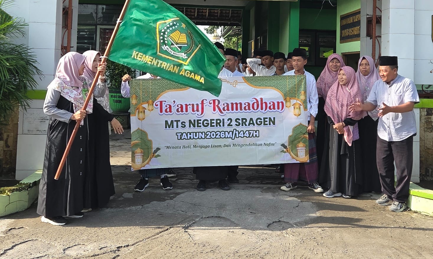 Taaruf Ramadan, MTsN 2 Sragen Ajak Siswa Syiar Islam Melalui Pawai Poster