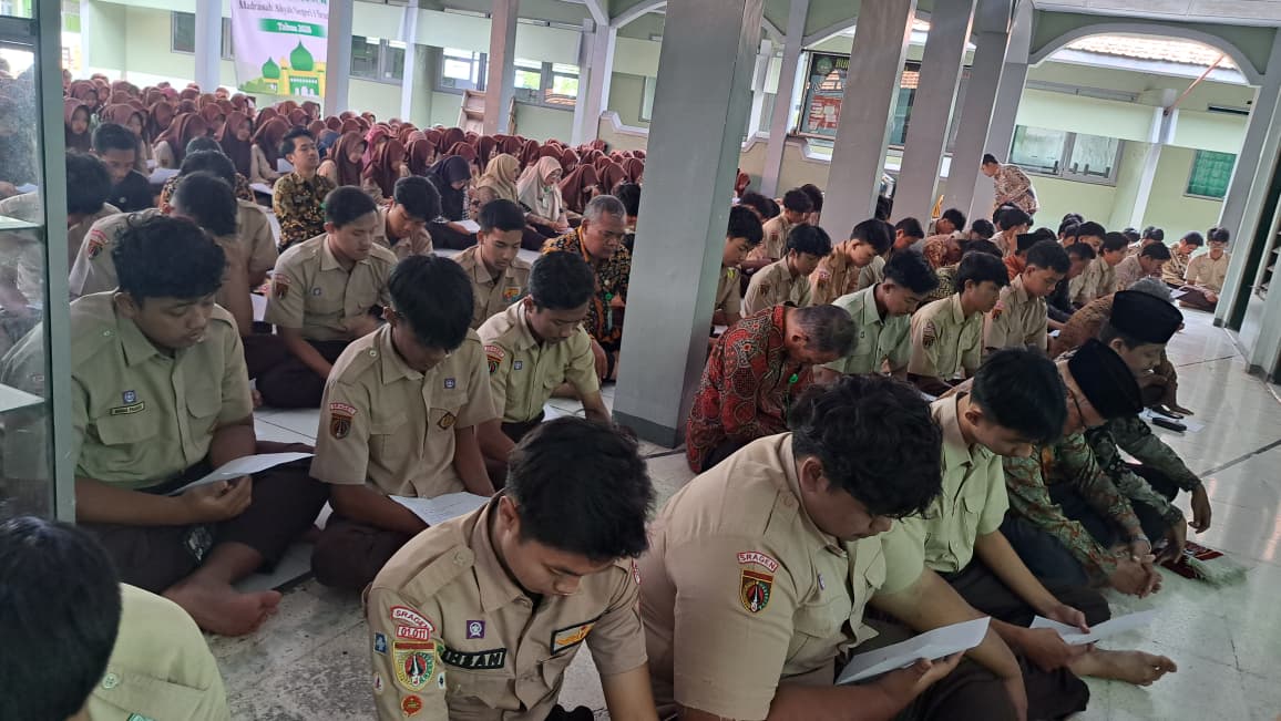 Ikhtiar dan Tawakal: Ratusan Siswa Fase F Lanjut MAN 1 Sragen Larut dalam Doa Bersama Demi Kelancaran UM