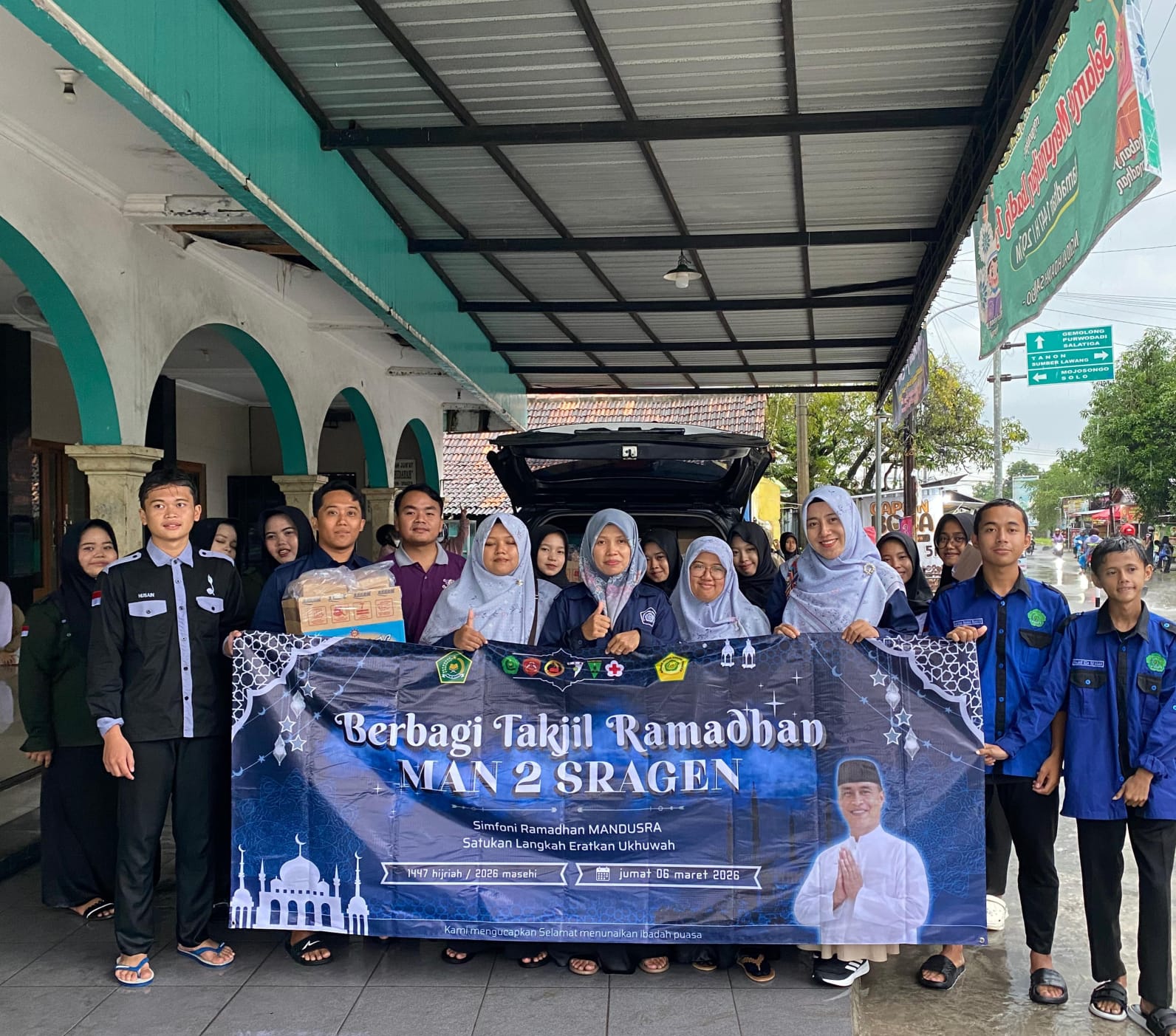 MAN 2 Sragen: Menebar Berkah Ramadan dengan Berbagi Takjil