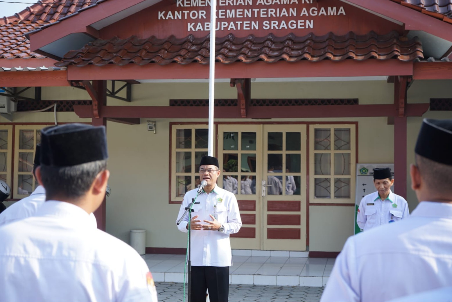 Kakankemenag Sragen Saat Apel Senin: “Masuk Lingkungan dengan Kesadaran Diri, Jangan Jadi Beban!”