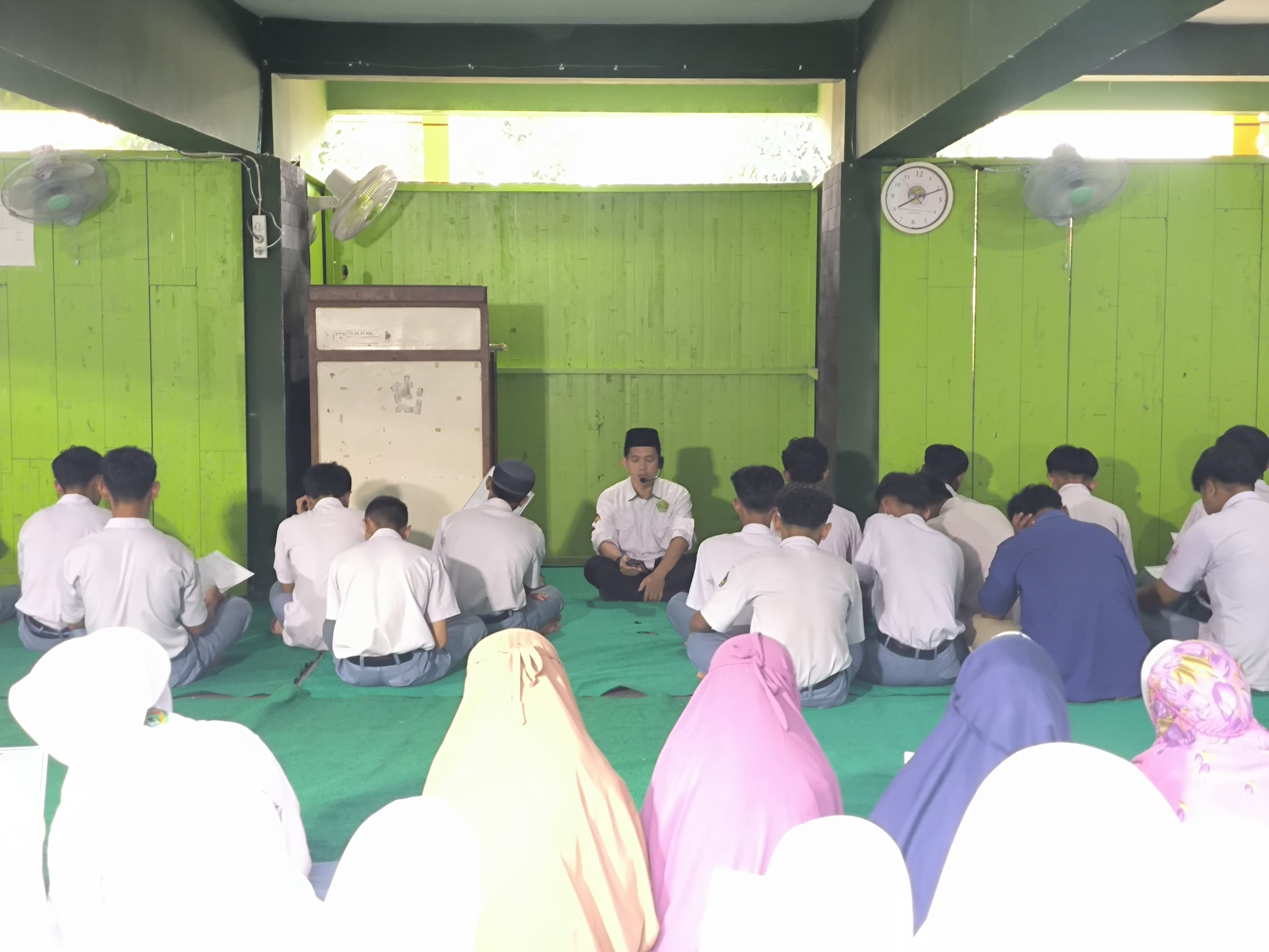 Pengajian Kitab Ta’lim al-Muta’allim dan Istighosah Jelang Ujian Madrasah di MAN 3 Sragen