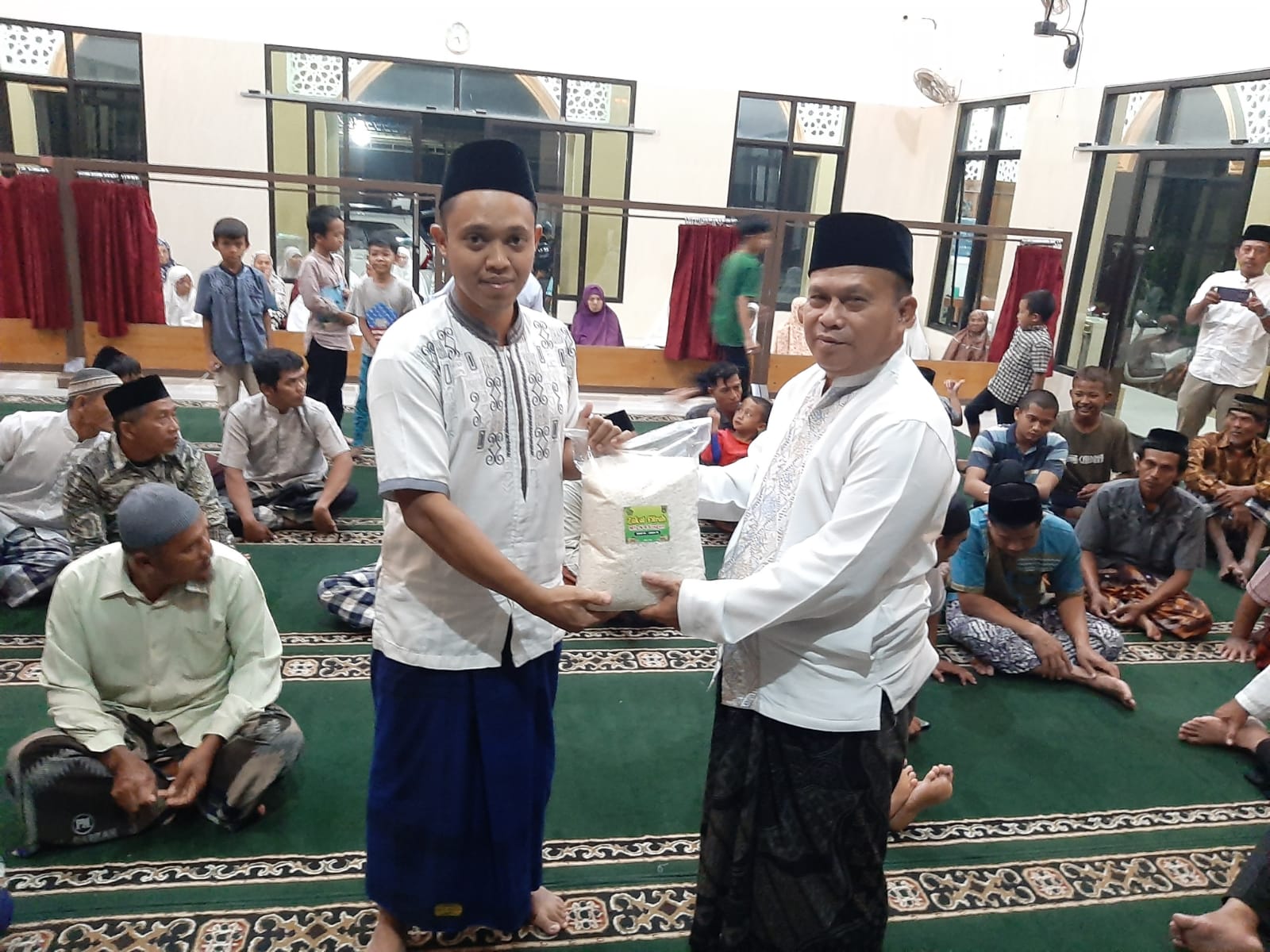 MTsN 4 Sragen Salurkan 200 Bungkus Zakat Fitrah kepada Warga Plupuh