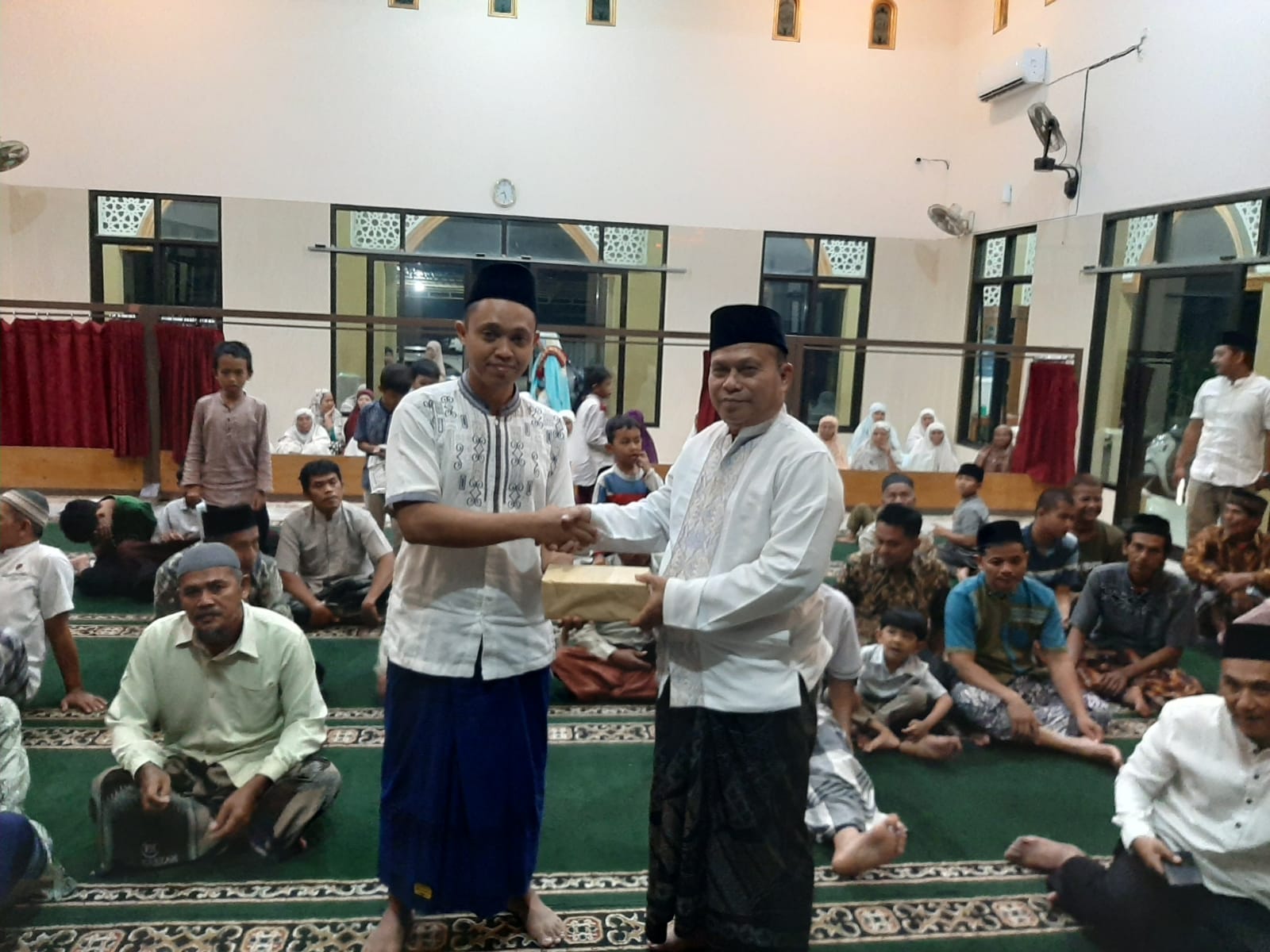 MTsN 4 Sragen Hibahkan Mikrofon Nirkabel kepada Empat Masjid di Plupuh