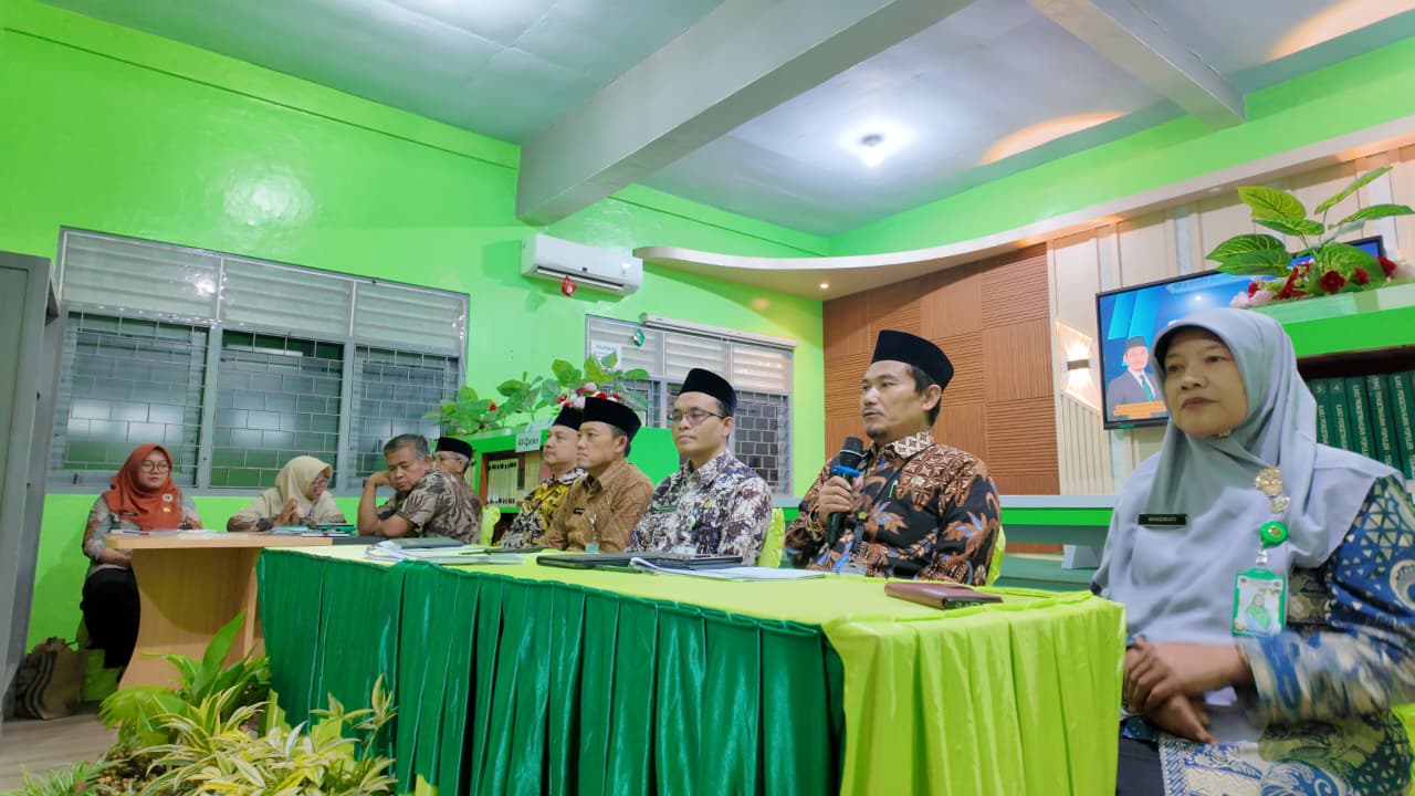 Perkuat Profesionalisme, Kabid Penmad Kanwil Jateng Bina Guru dan Pegawai MAN 1 Sragen