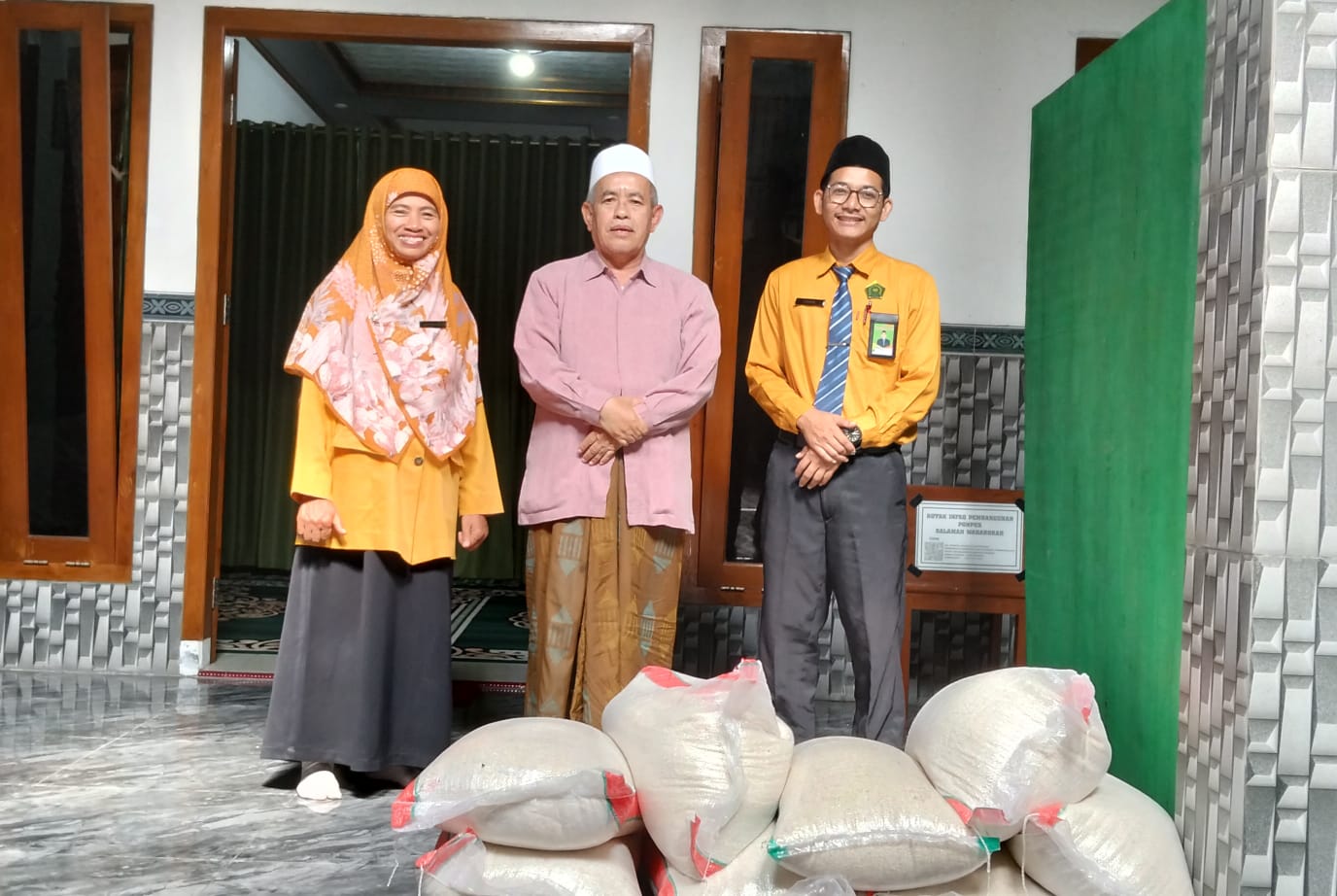 Peduli Sesama, MTsN 2 Sragen Tasyarufkan Zakat Fitrah