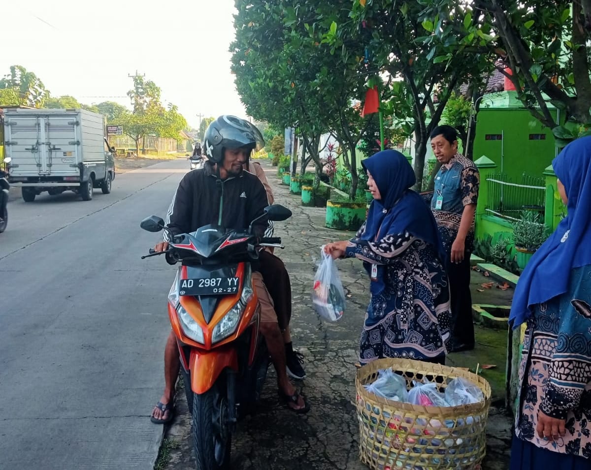 MTsN 4 Sragen Bagikan Sayuran, Wujud Kepedulian di Bulan Ramadan