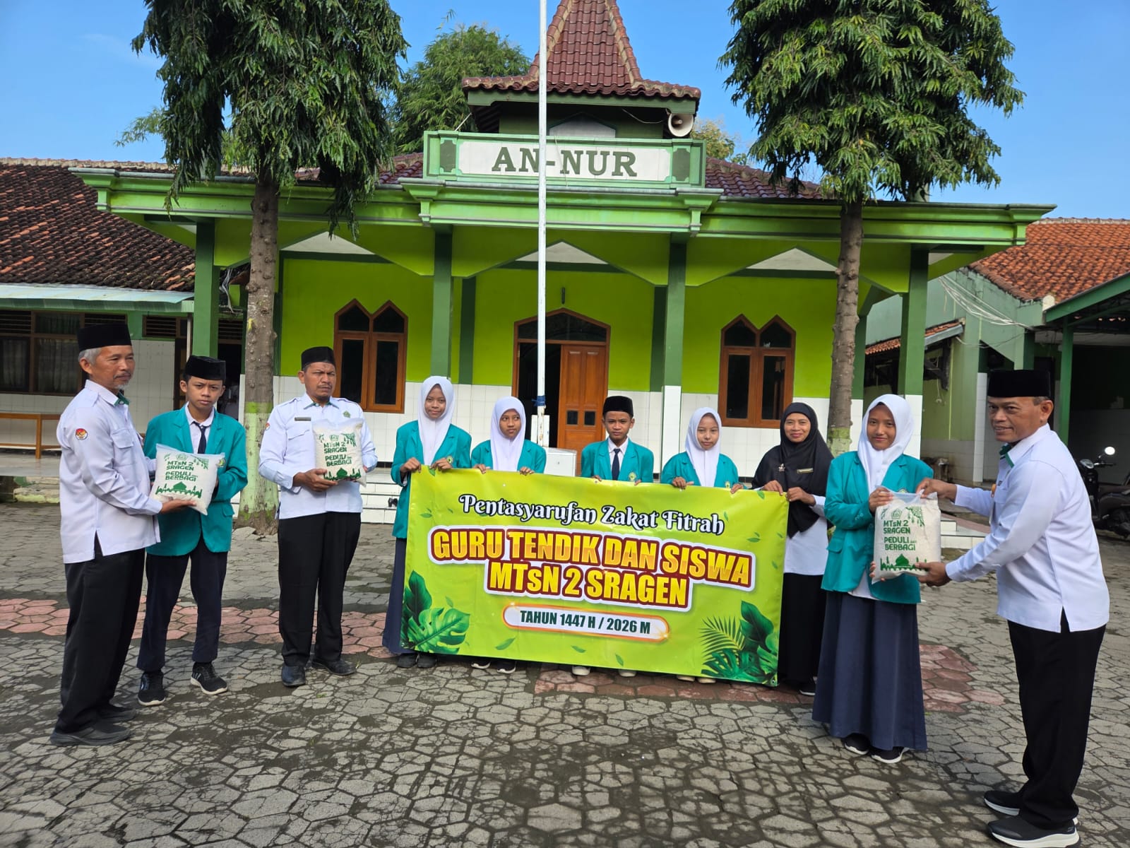 MTsN 2 Sragen Distribusikan 140 Paket Zakat Fitrah kepada Siswa yang Berhak