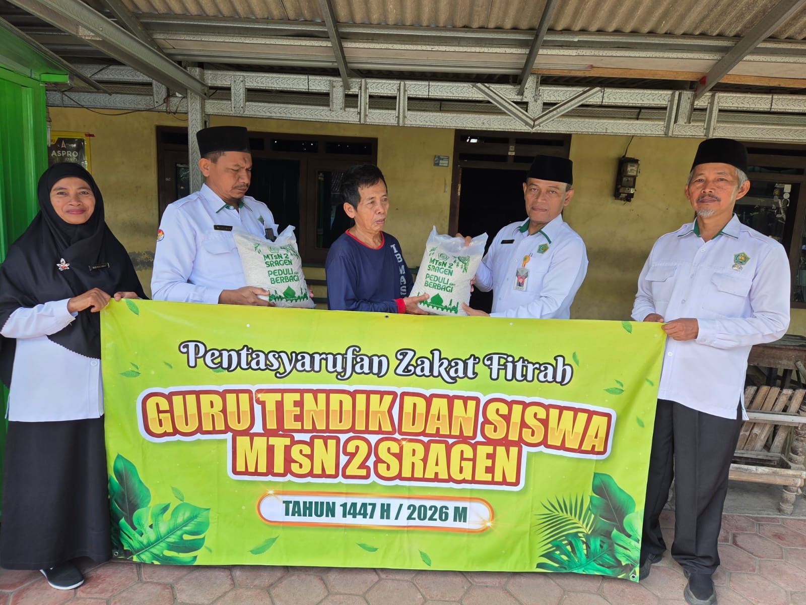 Perkuat Kepedulian Sosial, MTsN 2 Sragen Tasyarufkan Zakat Fitrah kepada Warga Sekitar