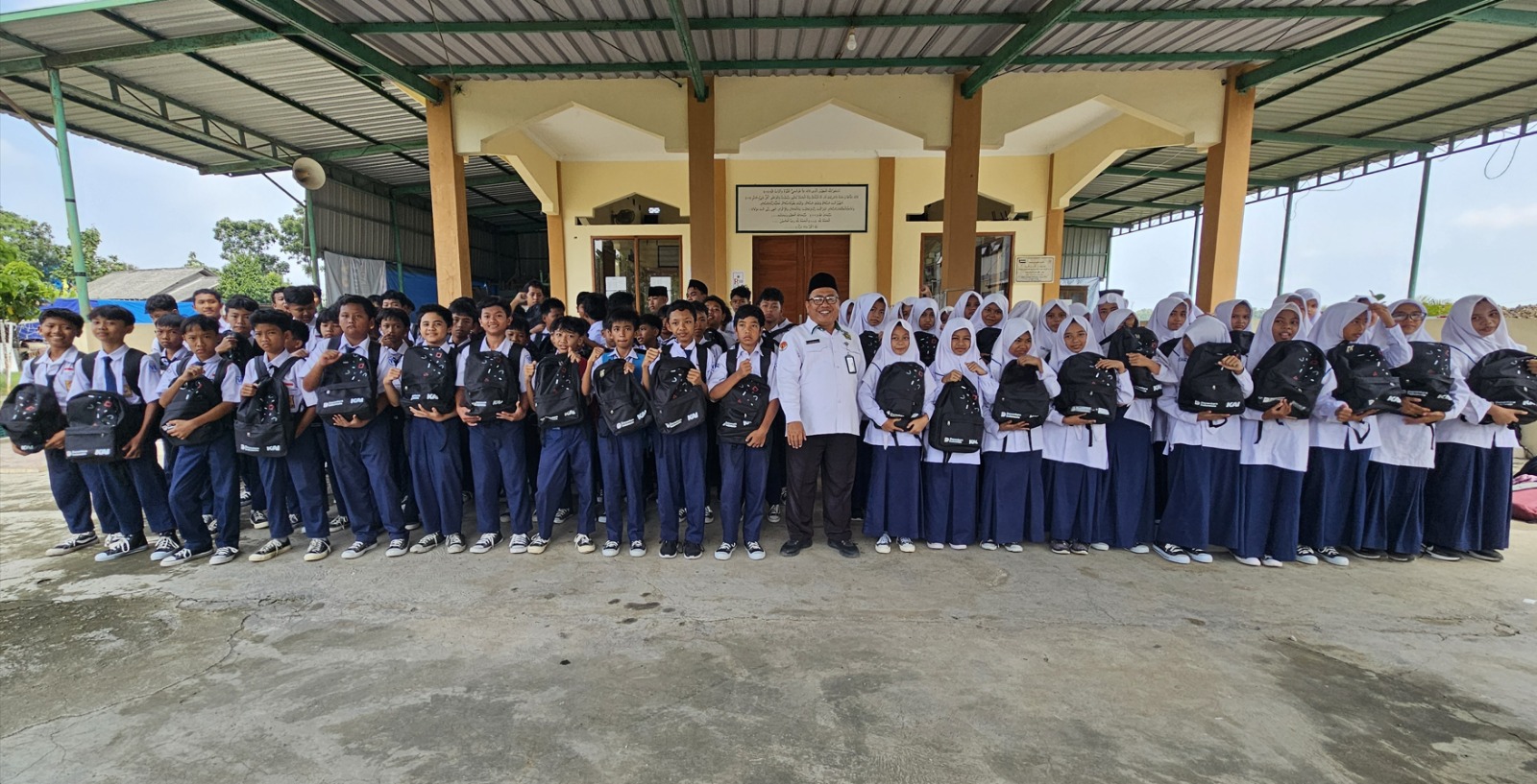 MTsN 6 Sragen Salurkan Bantuan Paket Perlengkapan Belajar dari PT KAI kepada Siswa, Wujud Nyata Kepedulian Pendidikan