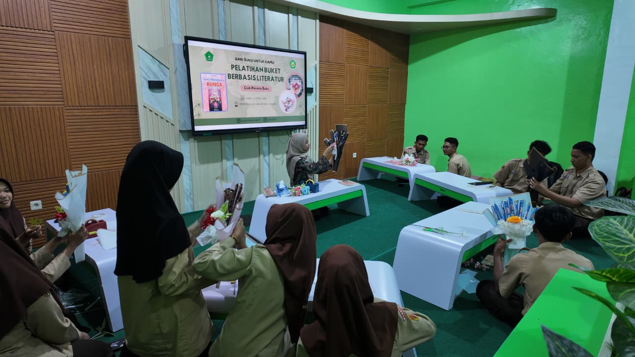 Asah Kreativitas, Tim CPB MAN 1 Sragen Gelar Pelatihan Pembuatan Buket Berbasis Literatur