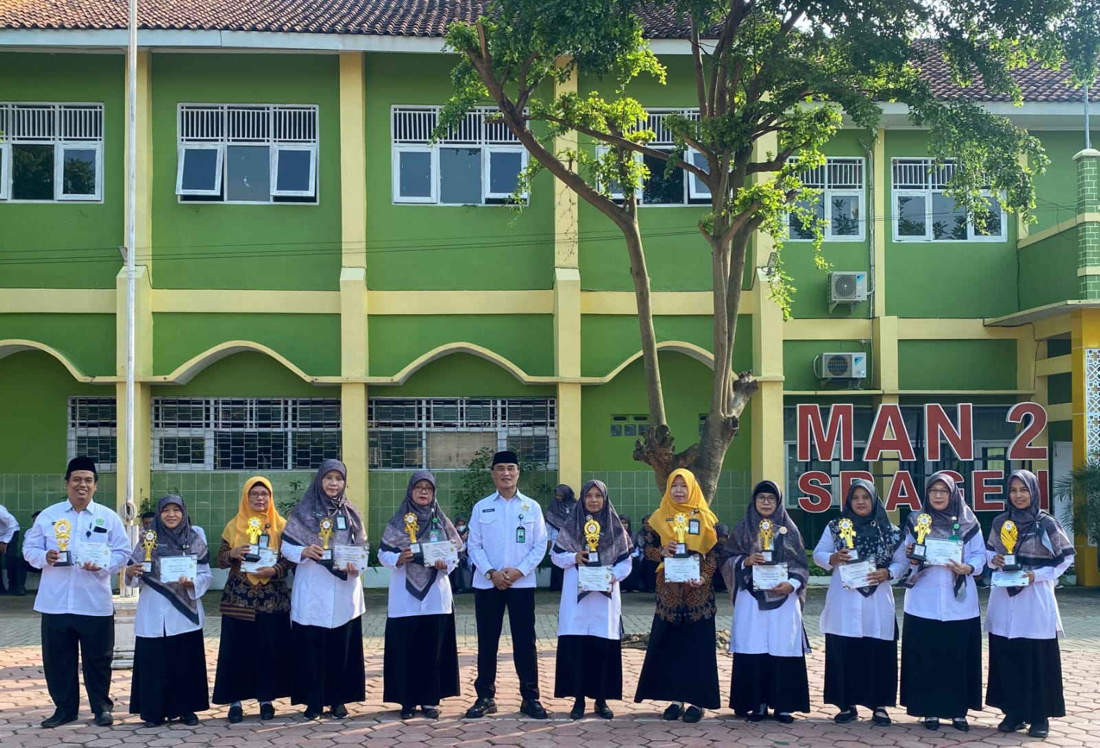 Semangat Kartini Menggema di MAN 2 Sragen, Guru Raih Prestasi Literasi
