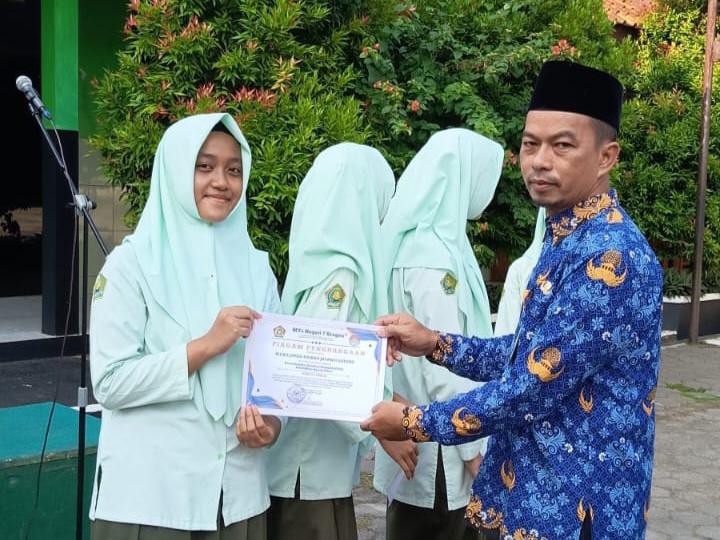 Pemberian Penghargaan Warnai Upacara Harkitnas 2026 di MTsN 7 Sragen