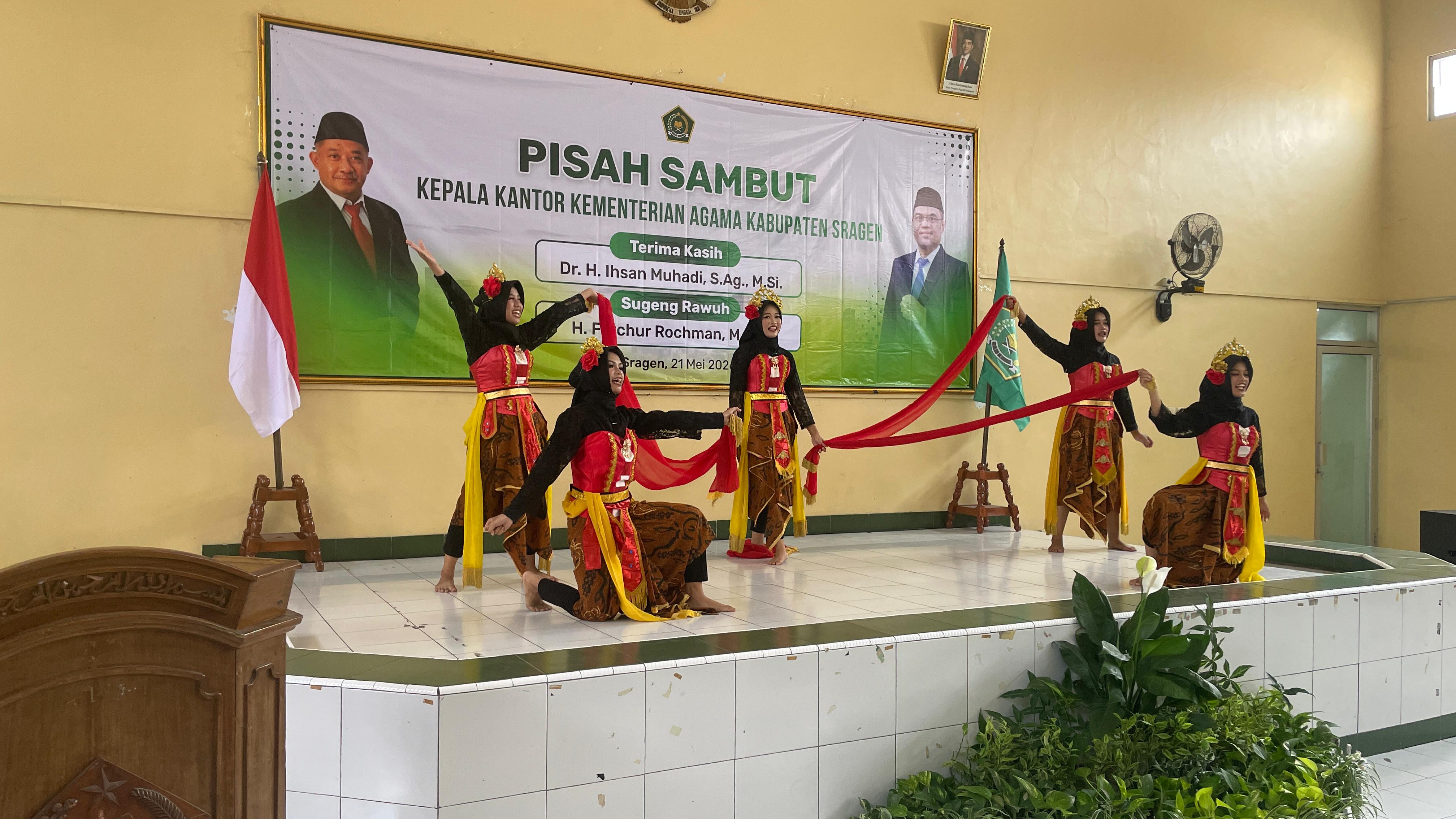 Tim Tari MTsN 4 Sragen Tampil Memukau pada Acara Pisah Sambut Kakankemenag Sragen