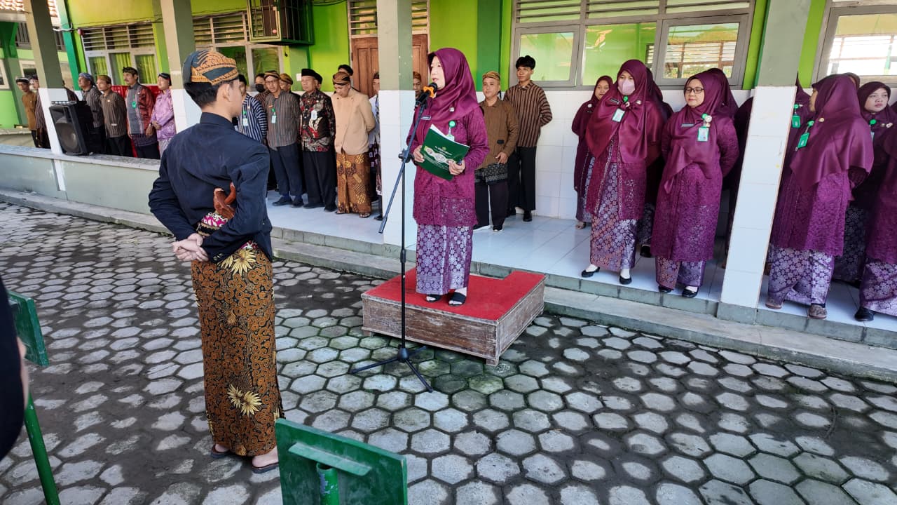 Apel Hardiknas di MAN 1 Sragen Semarak dengan Baju Adat, Windrati Sampaikan Amanat Mendikbud