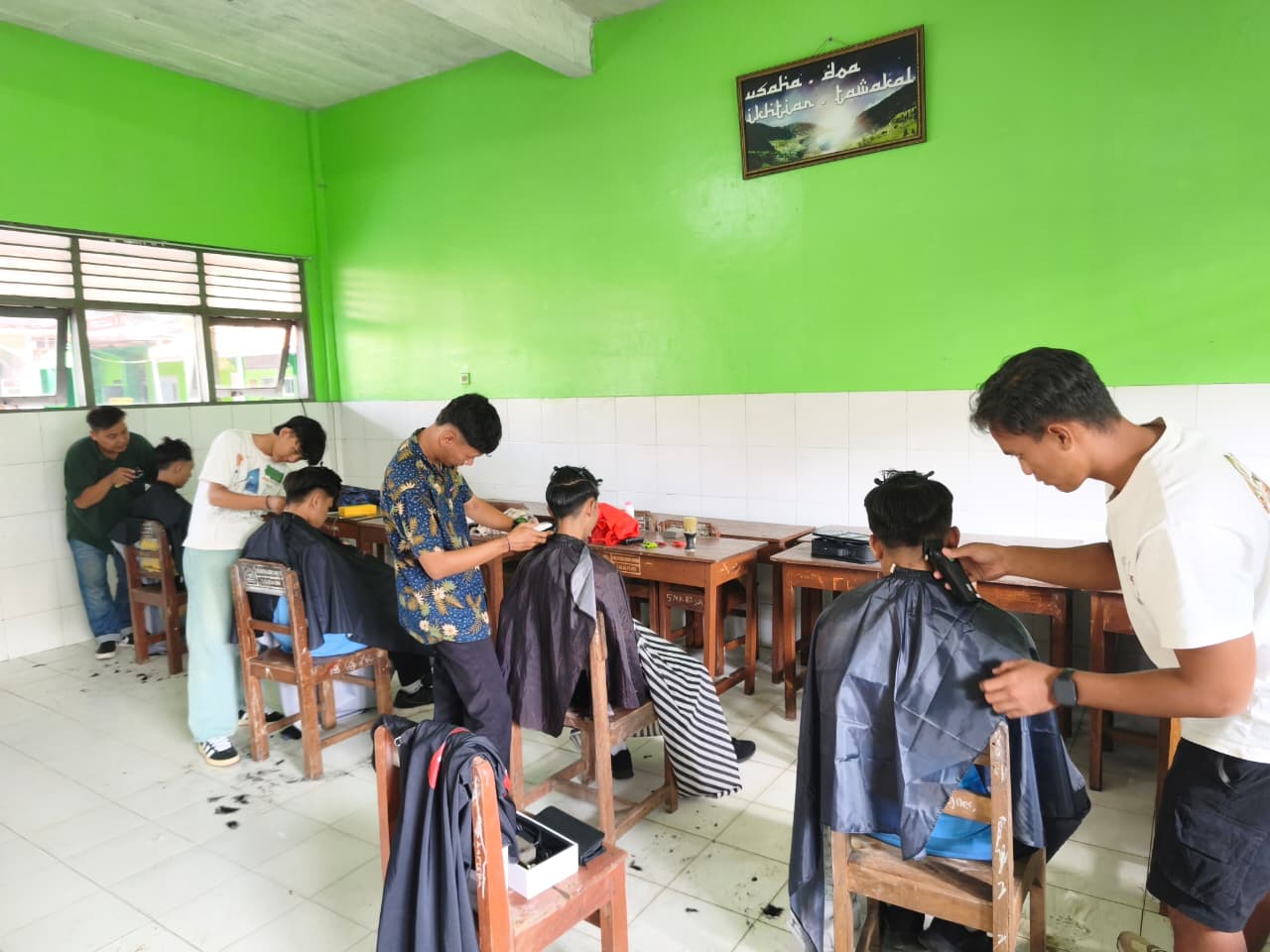 Komitmen Tegakkan Disiplin, MAN 1 Sragen Gelar Razia Rambut Siswa
