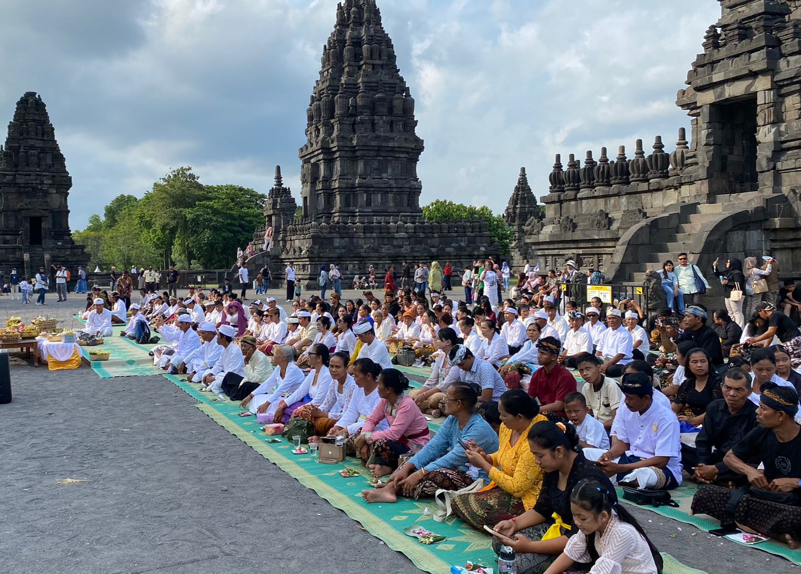 Umat Hindu Sragen Khidmat Ikuti Persembahyangan Tilem Jyesta di Candi Prambanan
