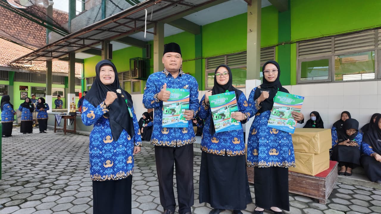 MAN 1 Sragen Beri Reward Guru dan Pegawai Inspiratif, Wujudkan Budaya Kerja Positif