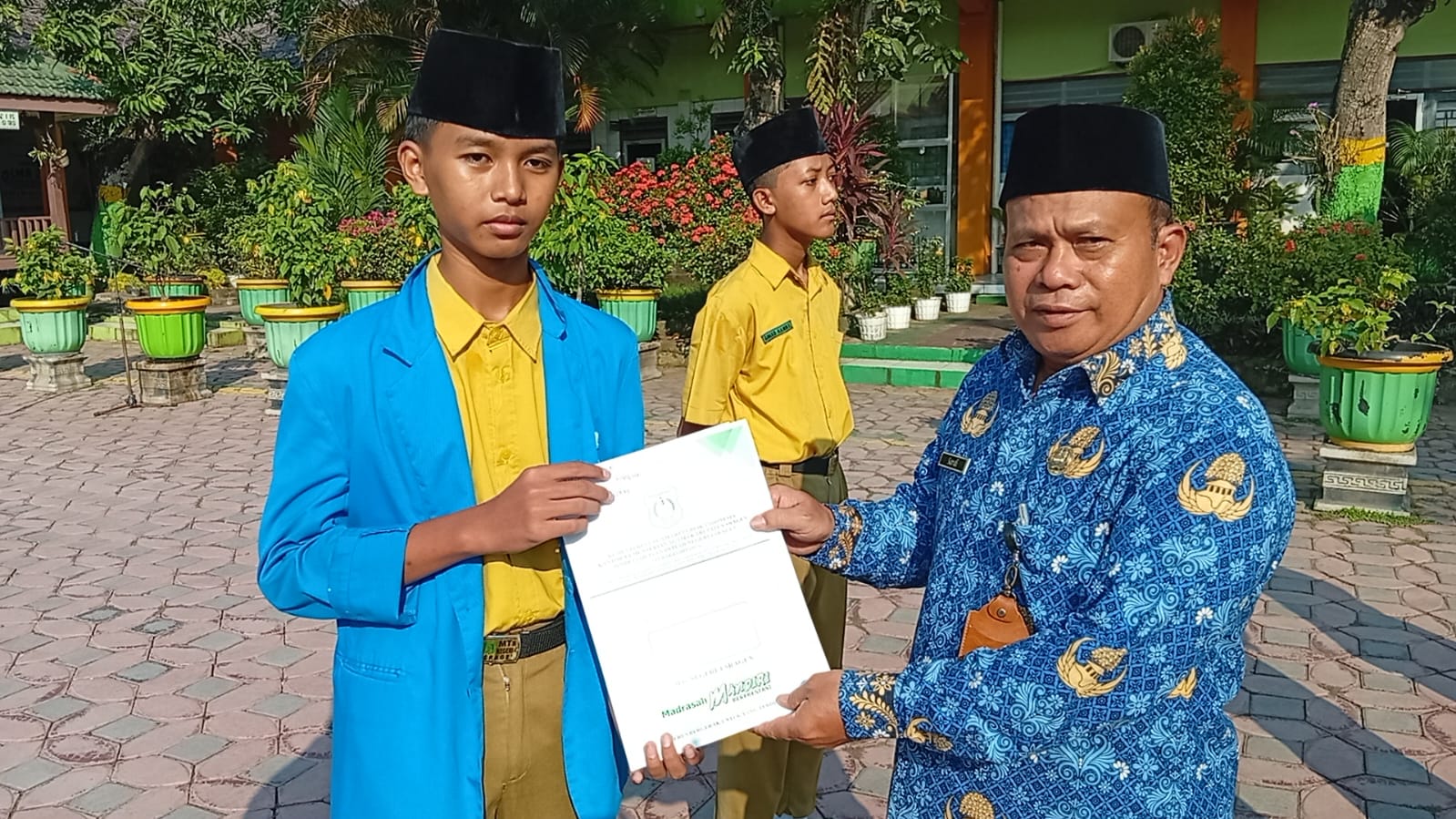 Banjir Bonus Penghargaan pada Upacara Harkitnas di MTsN 4 Sragen