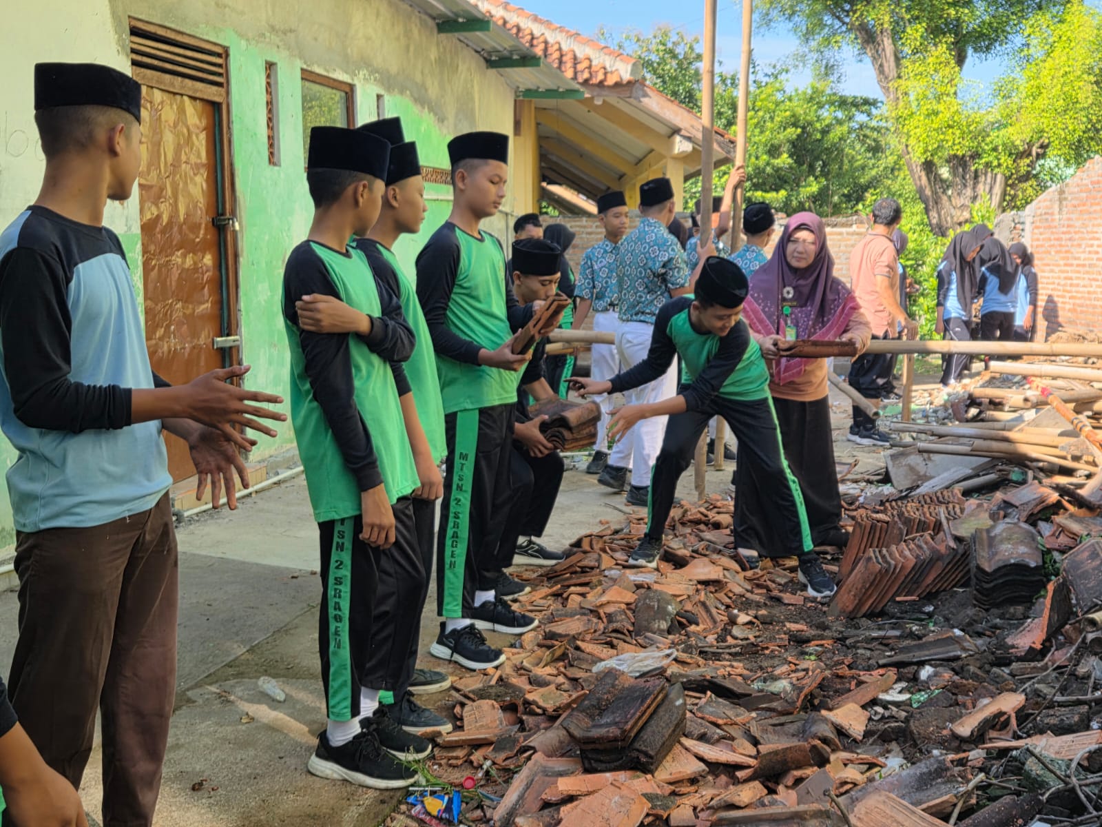 Jumat Bersih Jadi Langkah Nyata MTsN 2 Sragen Menuju Madrasah Adiwiyata