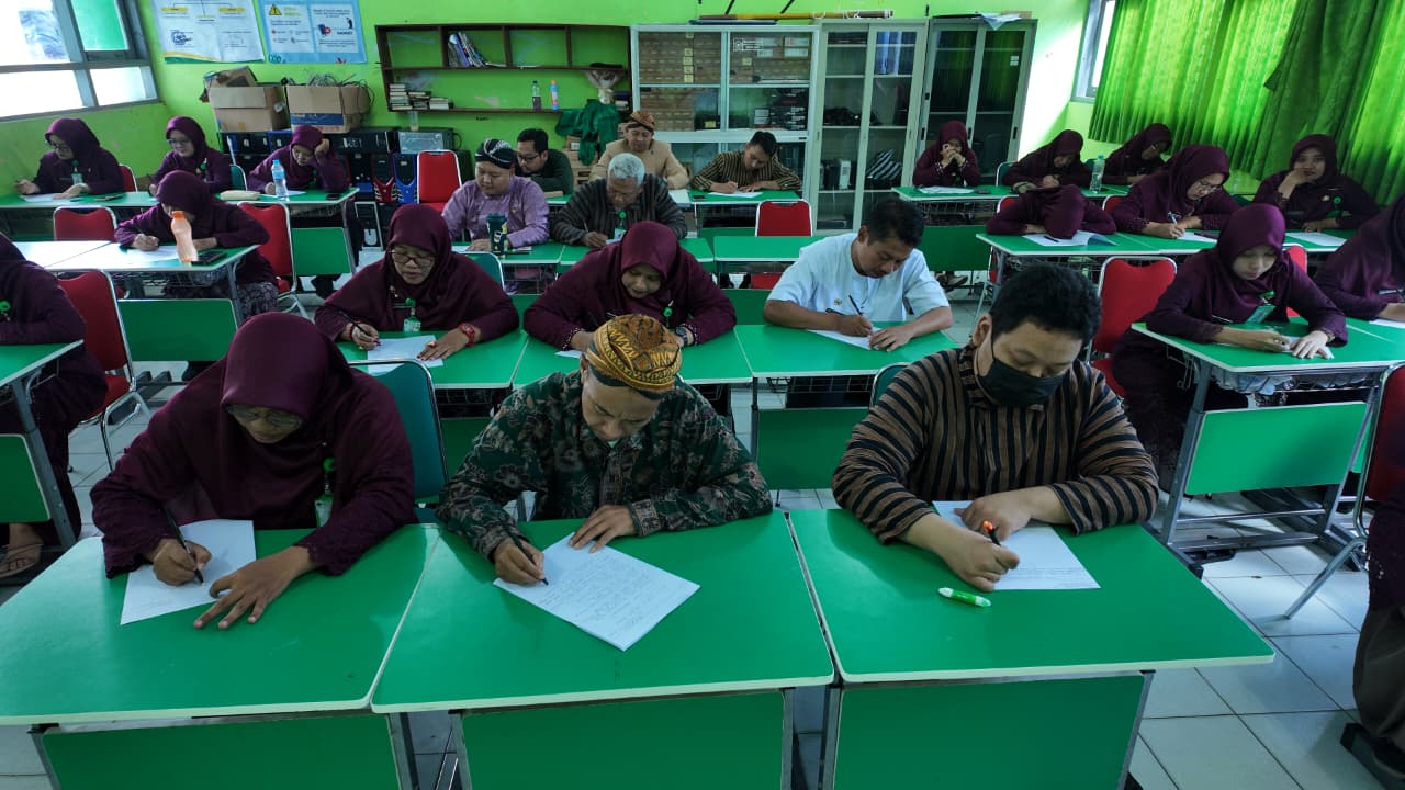 Gema Pena Pendidik: MAN 1 Sragen Wadahi Kreativitas Guru melalui Lomba Penulisan Antologi