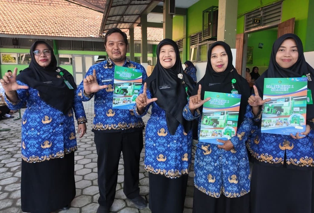 Apresiasi Karya Literasi, MAN 1 Sragen Berikan Penghargaan Kepada Guru