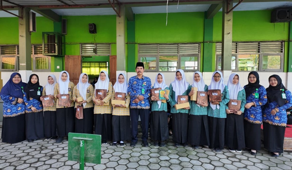 Budayakan Membaca, Perpustakaan MAN 1 Sragen Serahkan Penghargaan Sinopsis Siswa Terbaik