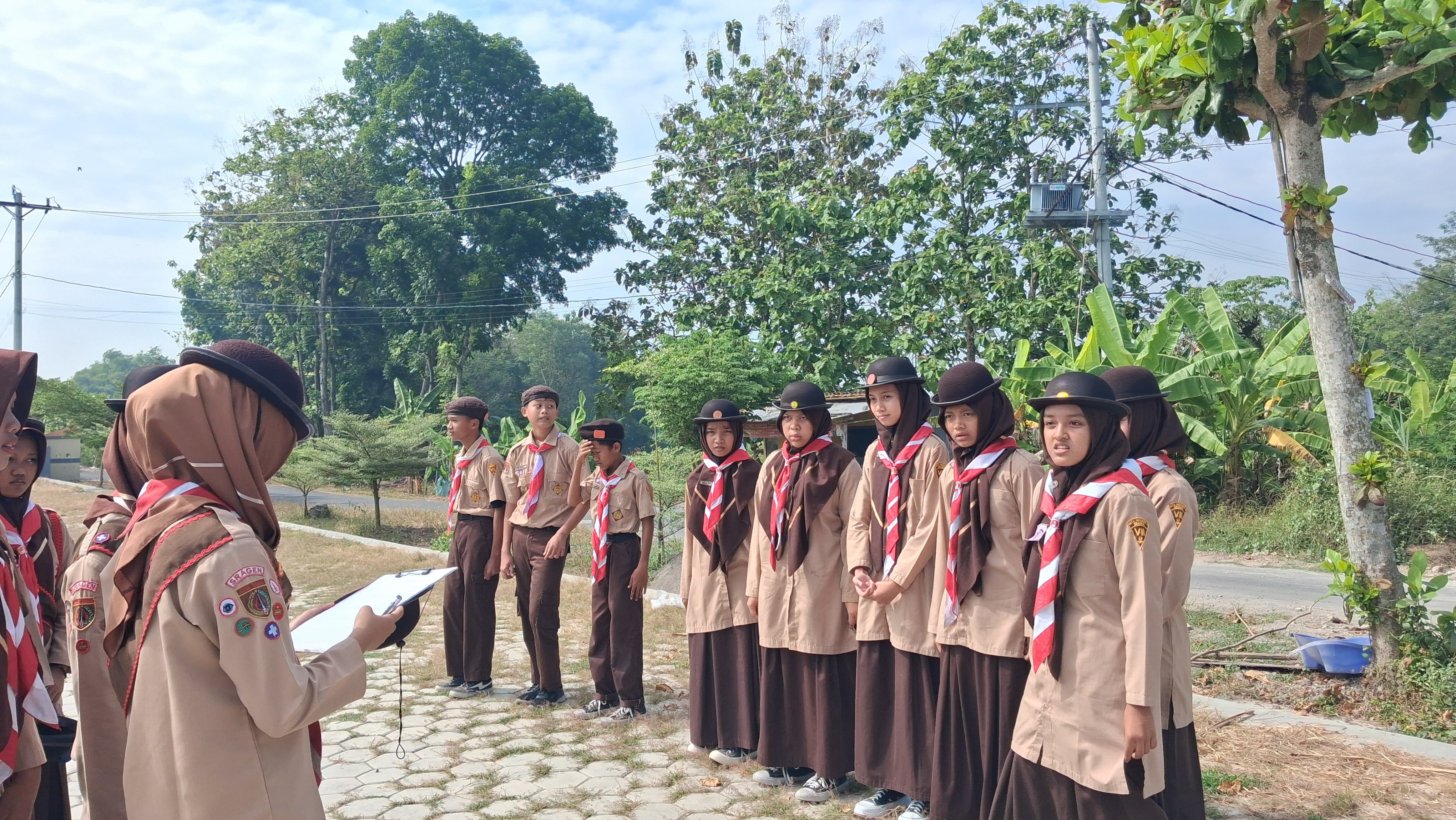 Hiking dan Fun Game Pramuka Siswa Kelas VII MTsN 8 Sragen Berlangsung Seru dan Edukatif