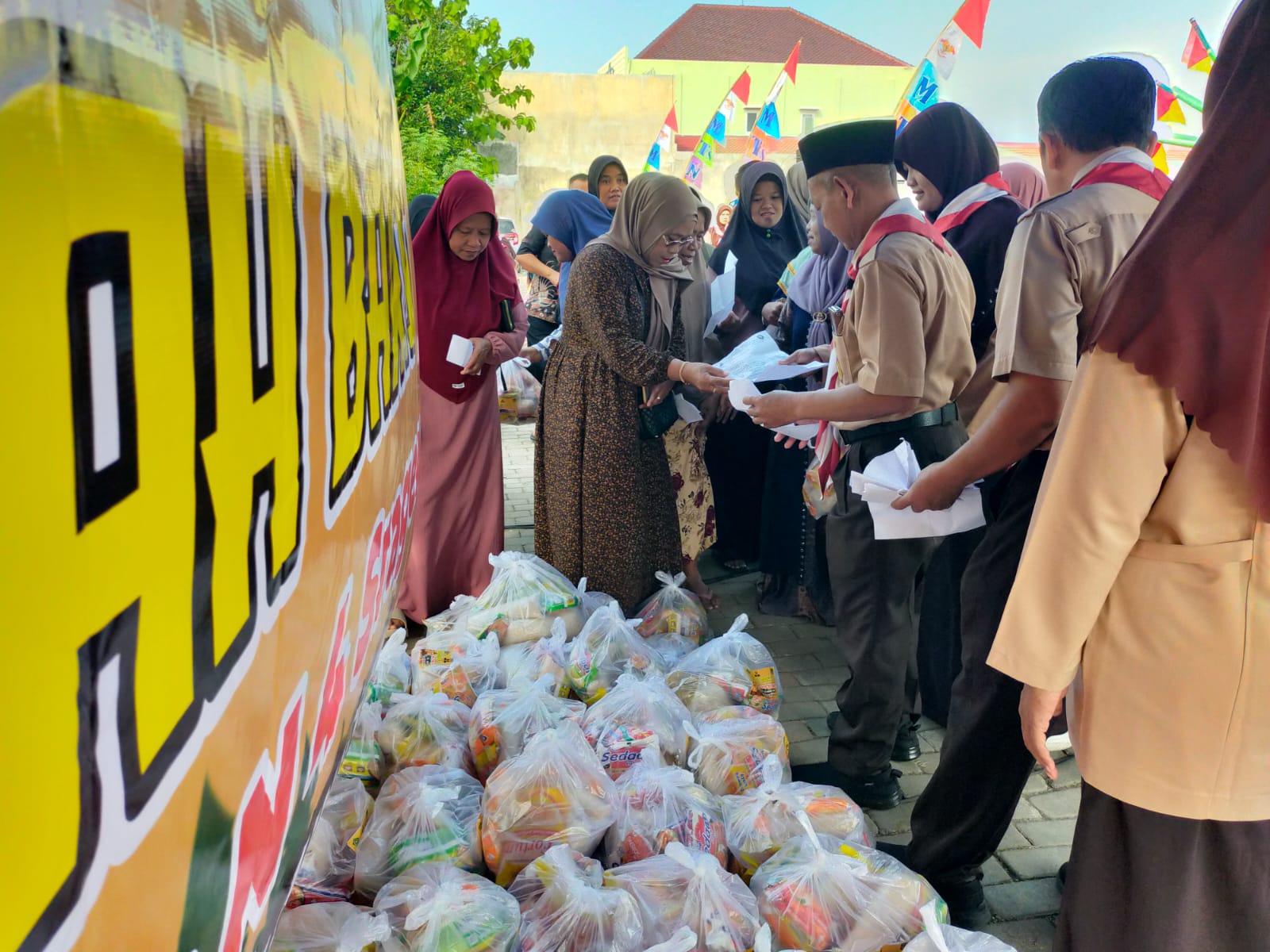 Tutup Kemah dengan Aksi Sosial, MTsN 4 Sragen Salurkan 120 Paket Sembako untuk Warga