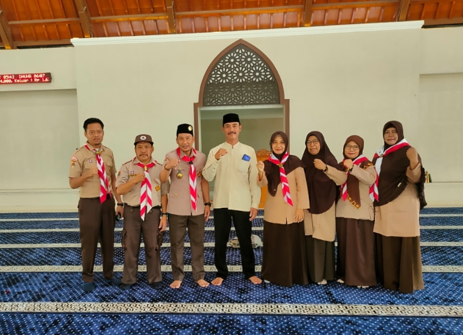 Belajar Berbagi, Pramuka MTsN 5 Sragen Bantu Warga Lewat 100 Paket Sembako