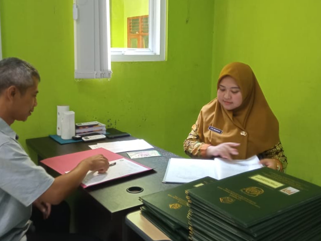 Gerakan Ayah Mengambil Rapor Warnai Penerimaan Rapor Kelas VII dan VIII MTsN 5 Sragen