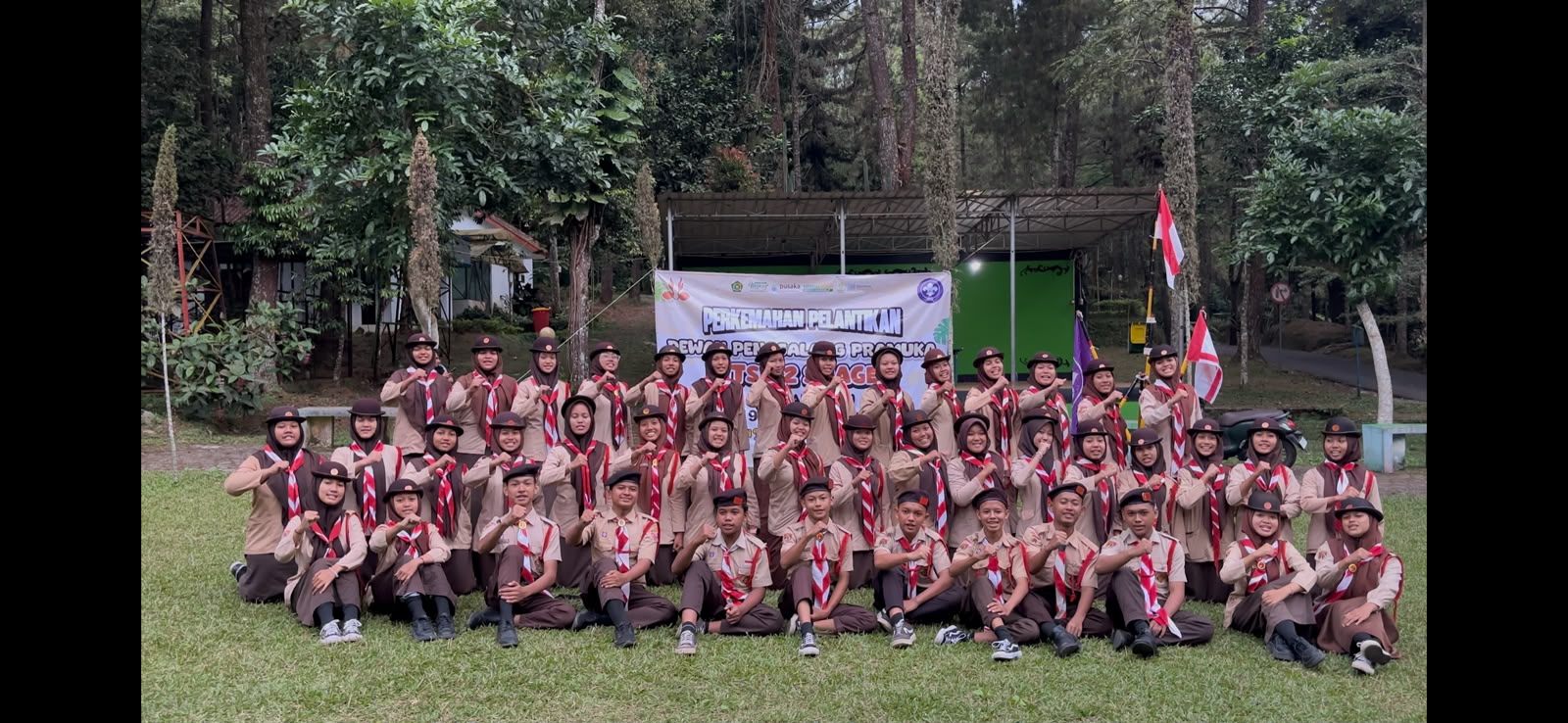 Tempa Jiwa Kepemimpinan, Pramuka MTsN 2 Sragen Gelar Kemah Pelantikan Dewan Penggalang di Tahura Karanganyar