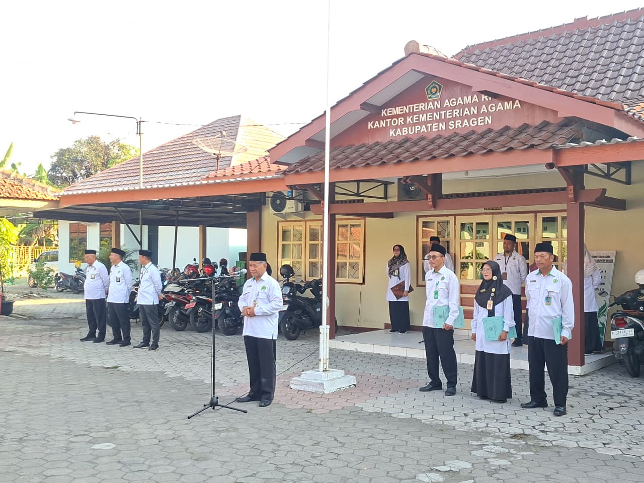 Apel Pagi Kemenag Sragen Jadi Momentum Evaluasi dan Pelepasan Tiga ASN Purna Tugas