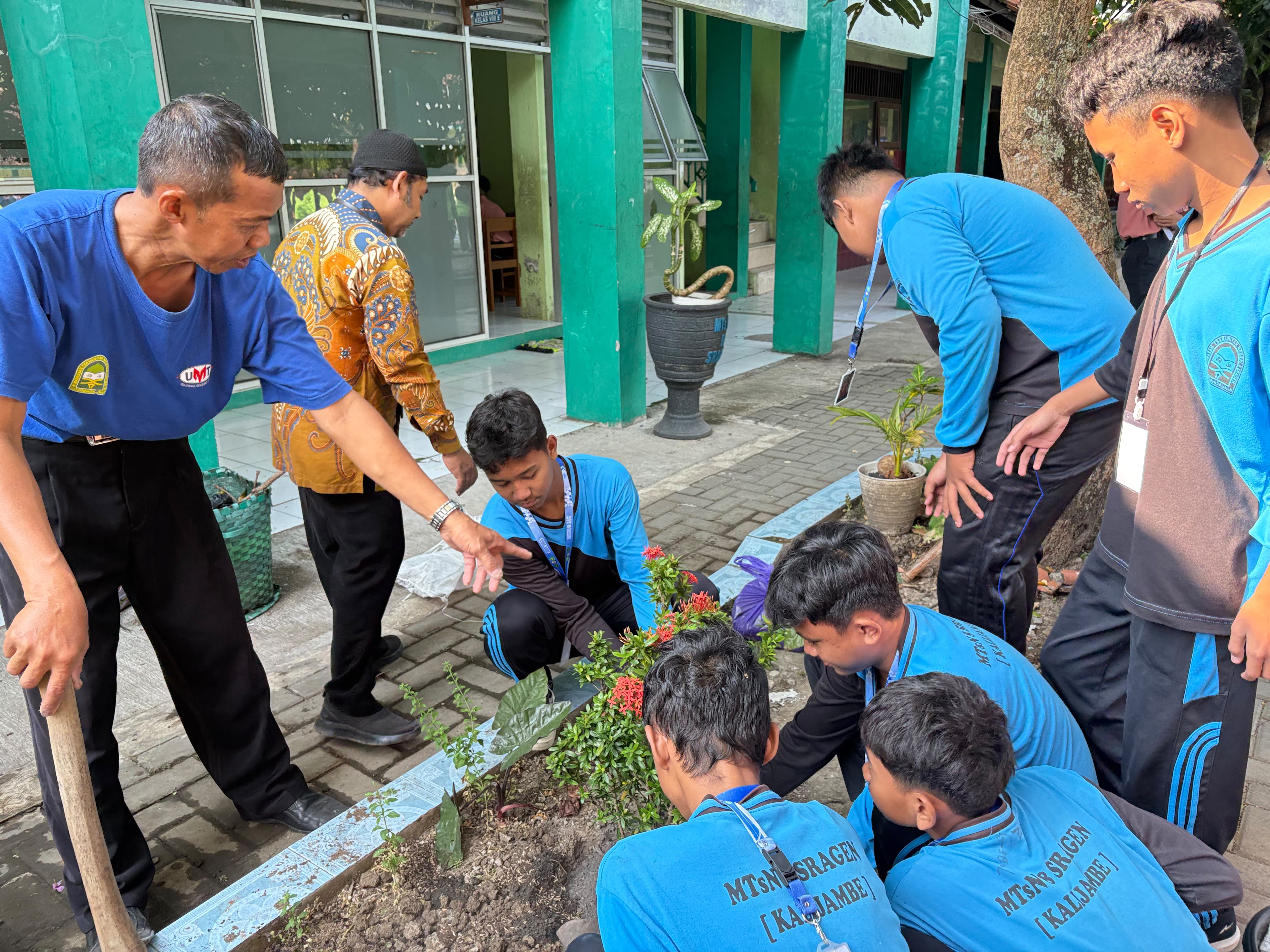 Tutup Matamuda, Murid Baru MTsN 8 Sragen Implementasikan Ekoteologi Lewat Aksi Tanam Pohon