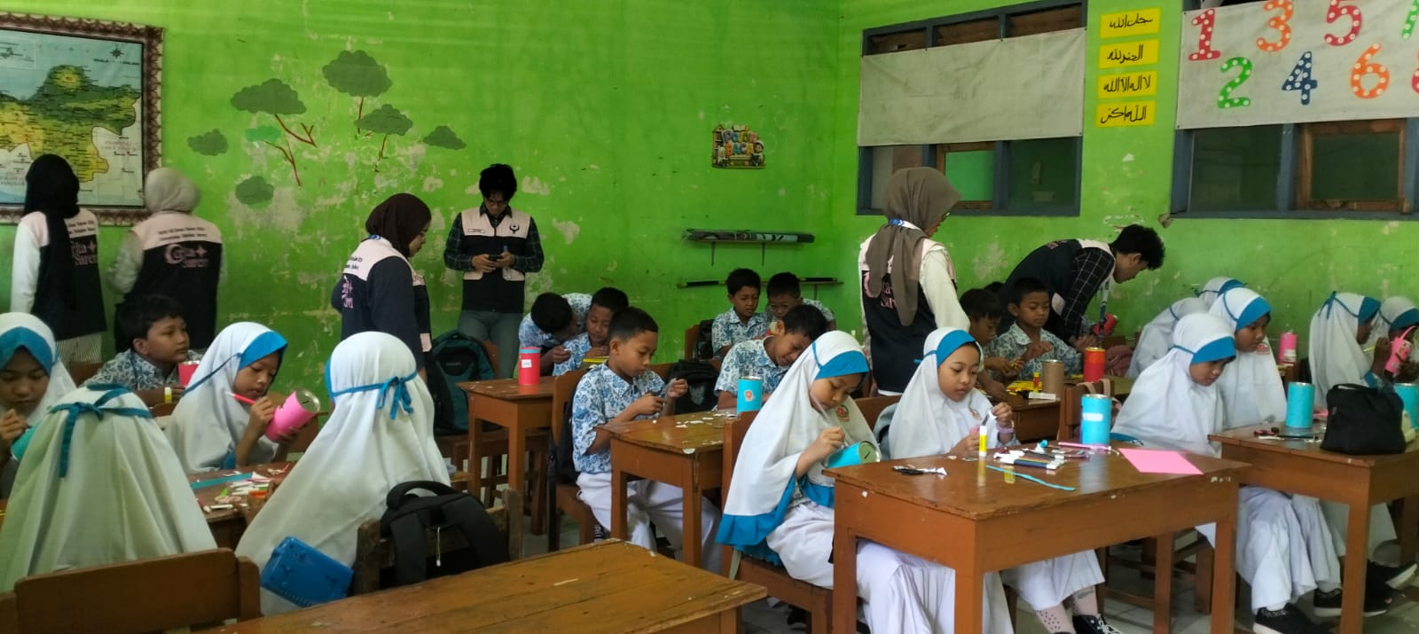 Kolaborasi KKN UNS di MIN 8 Sragen, Siswa Belajar Menabung Sambil Berbahasa Inggris