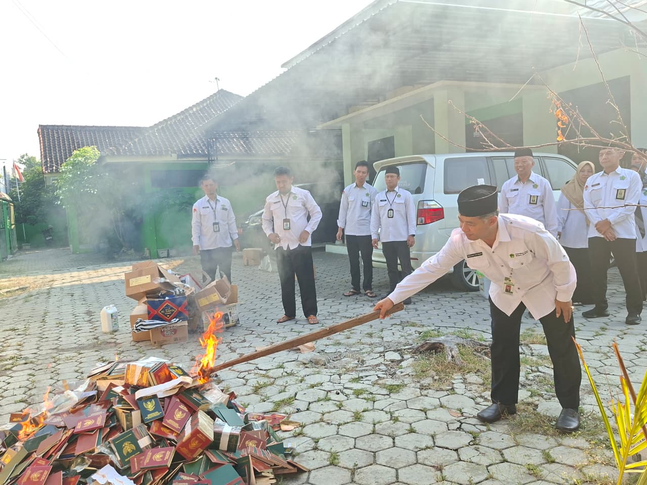 Kemenag Sragen Musnahkan Buku Nikah Tak Terpakai, Cegah Penyalahgunaan Dokumen Negara