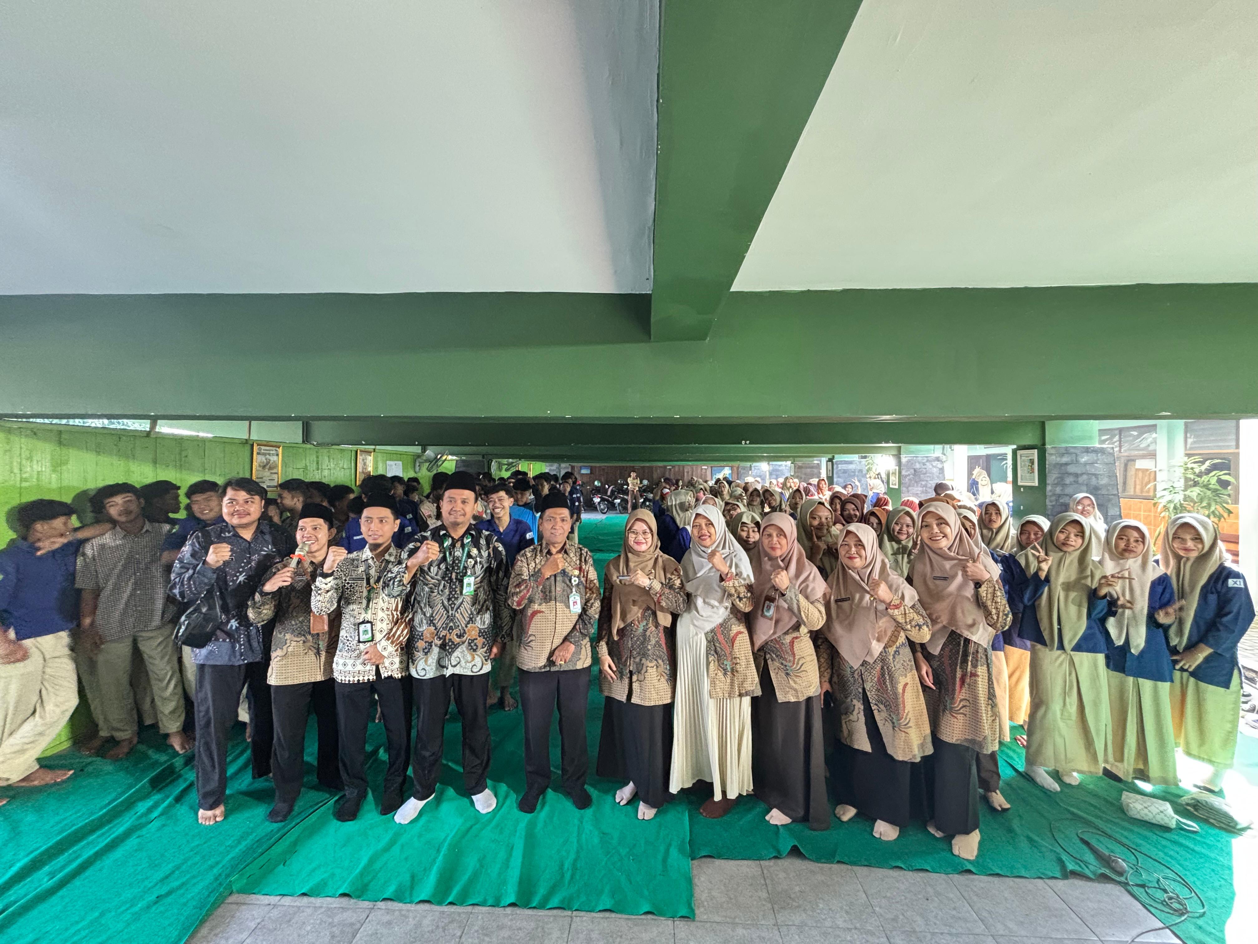 Bersama KUA Kalijambe, MAN 3 Sragen Ambil Bagian dalam Gerakan Nasional Indonesia Berkiblat