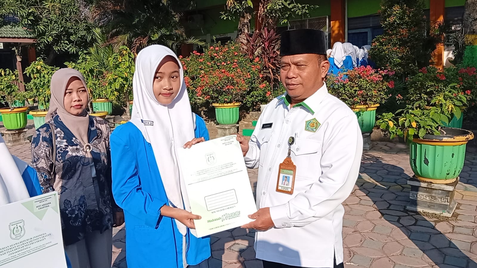 Tumbuhkan Budaya Apresiasi, MTsN 4 Sragen Beri Penghargaan bagi Peraih Peringkat Paralel Terbaik