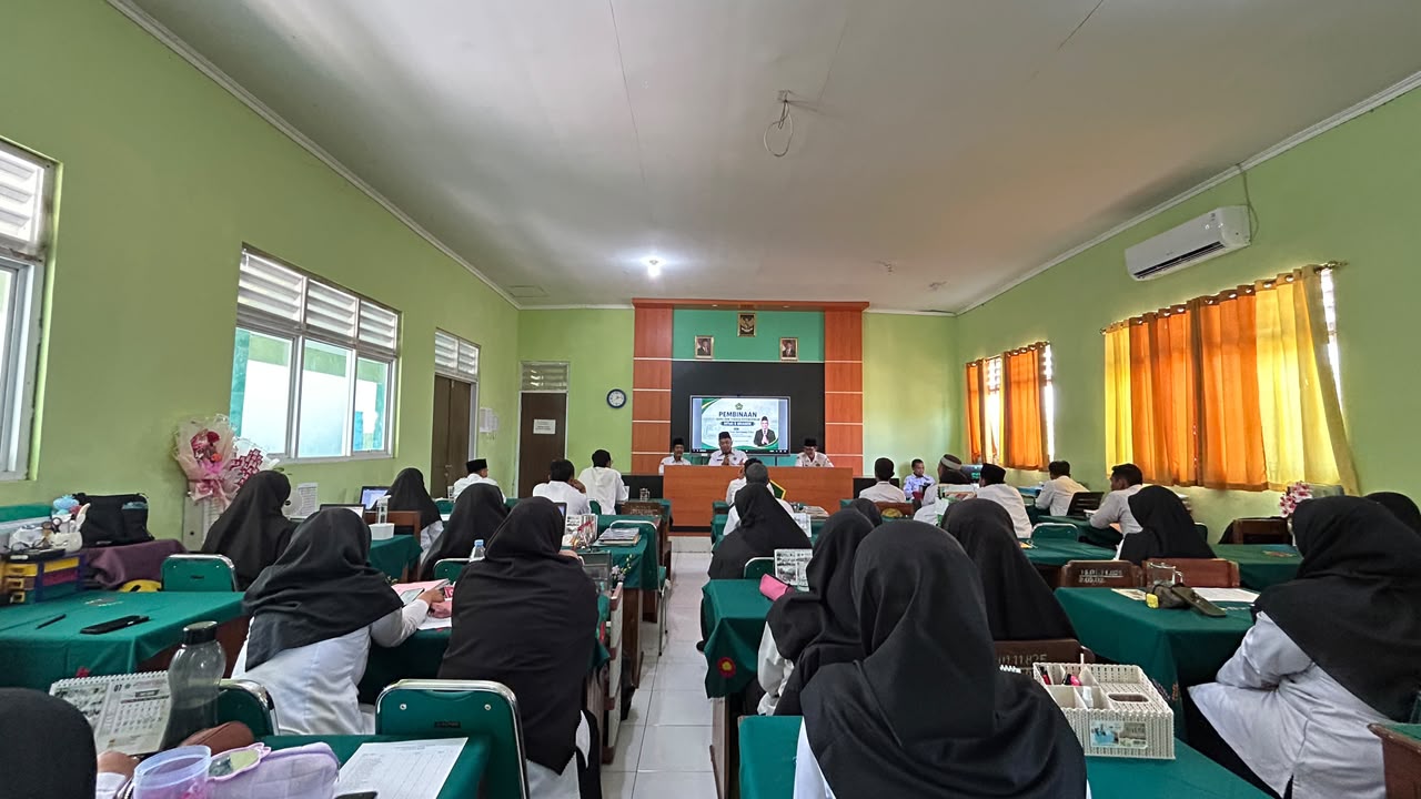 Kasubbag TU Kemenag Sragen Tekankan Disiplin ASN dalam Pembinaan Guru dan Tendik MTsN 8 Sragen