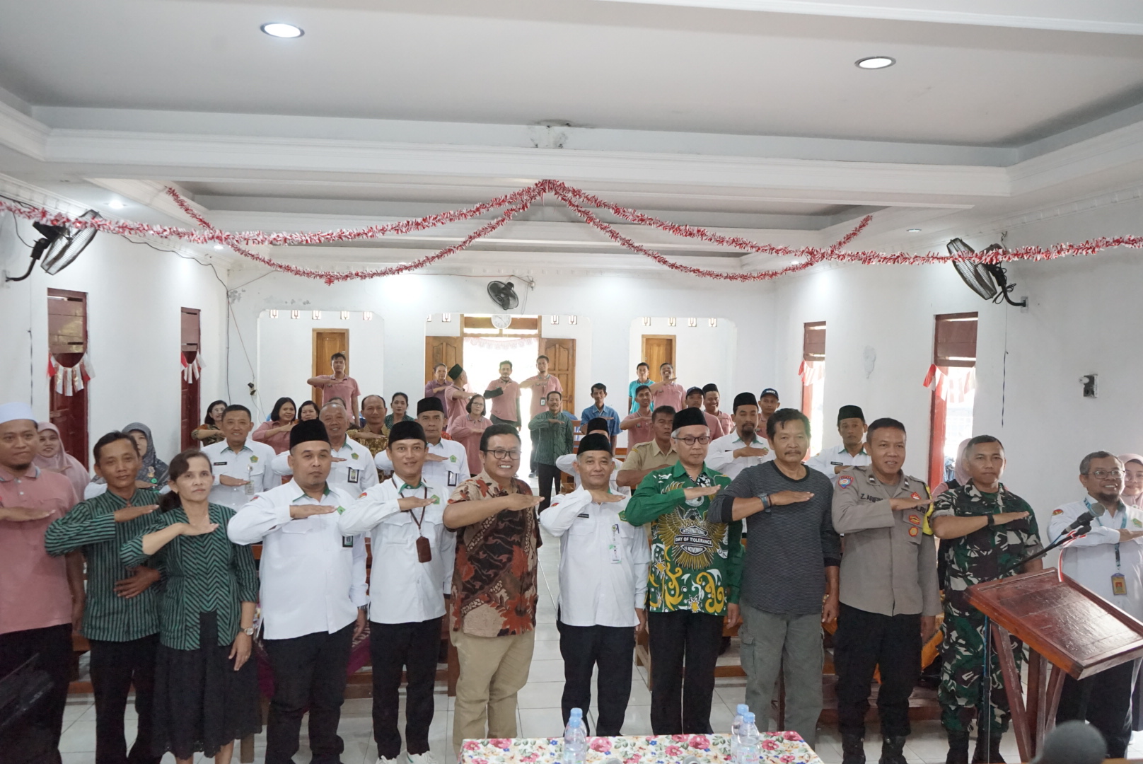Puluhan ASN Kankemenag Sragen Bahu Membahu Bersihkan GKJ Jatisumo Tangen