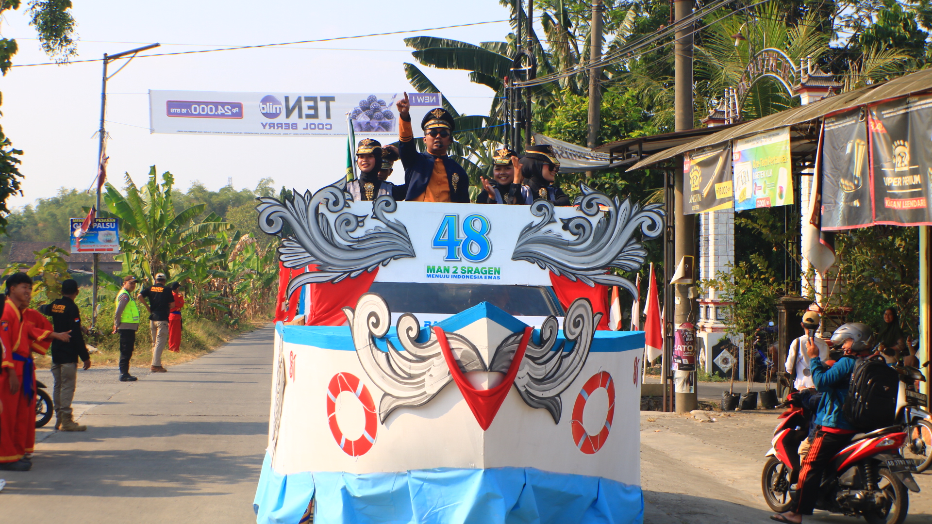 Semarak HUT RI ke-81, MAN 2 Sragen Tampilkan “Bahtera Ilmu” pada Karnaval Kecamatan Plupuh
