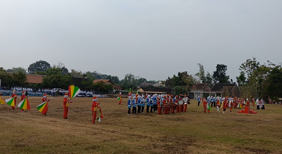 Drumband MTsN 7 Sragen Meriahkan Pembukaan Upacara HUT ke-81 Republik Indonesia di Lapangan Girimargo