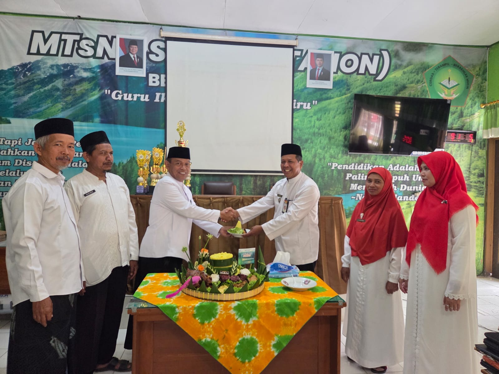 Semarak Milad ke-57, MTsN 2 Sragen Gelar Kirab dan Pemotongan Tumpeng