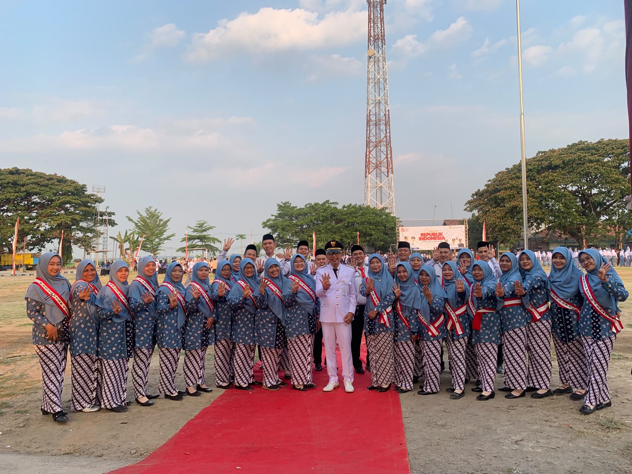 Guru dan Pegawai MTsN 4 Sragen Hadirkan Harmoni Suara dalam Upacara HUT ke-81 RI di Plupuh
