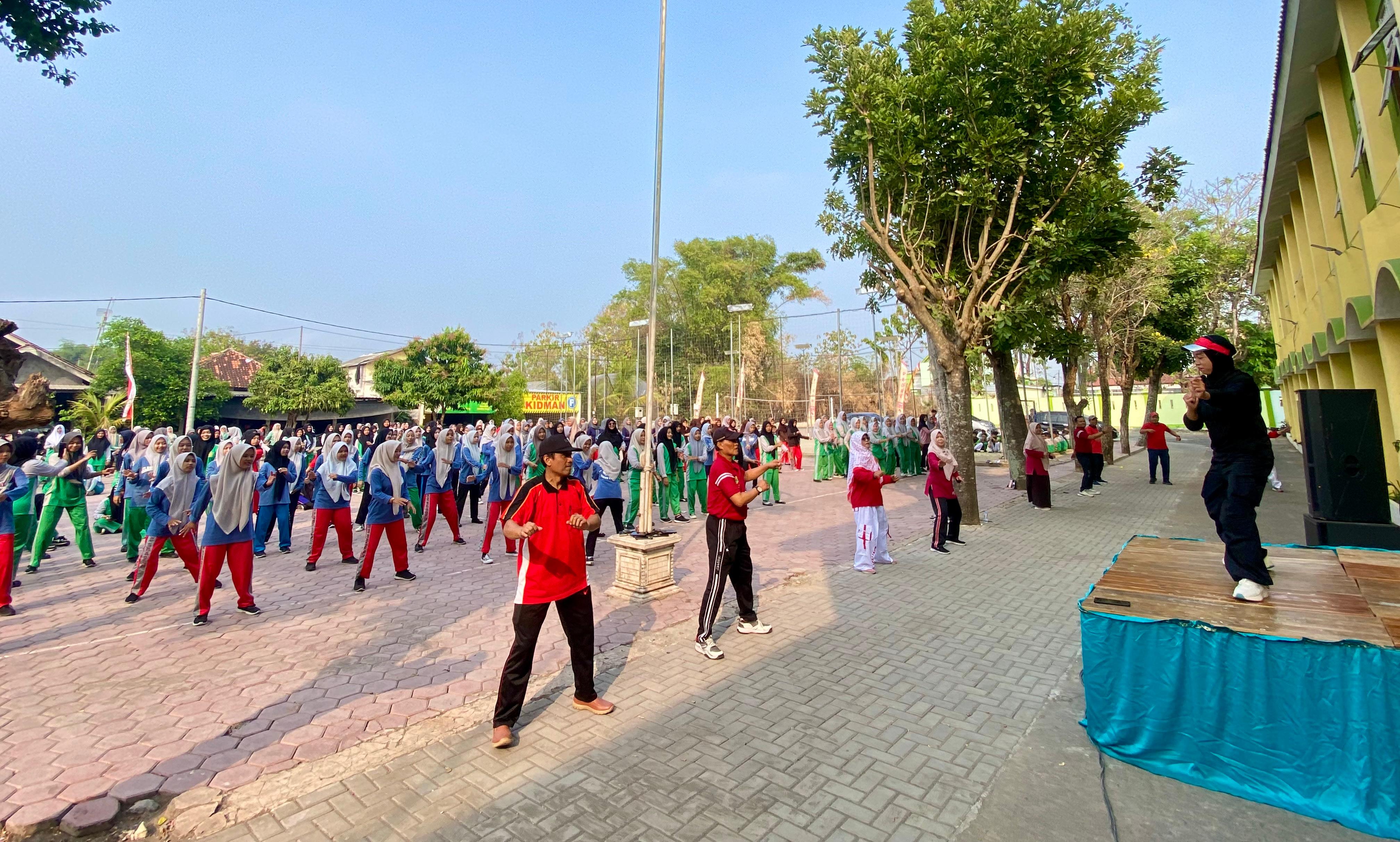 Sabtu Sehat, Civitas Akademika MAN 2 Sragen Semarakkan Senam Gembira